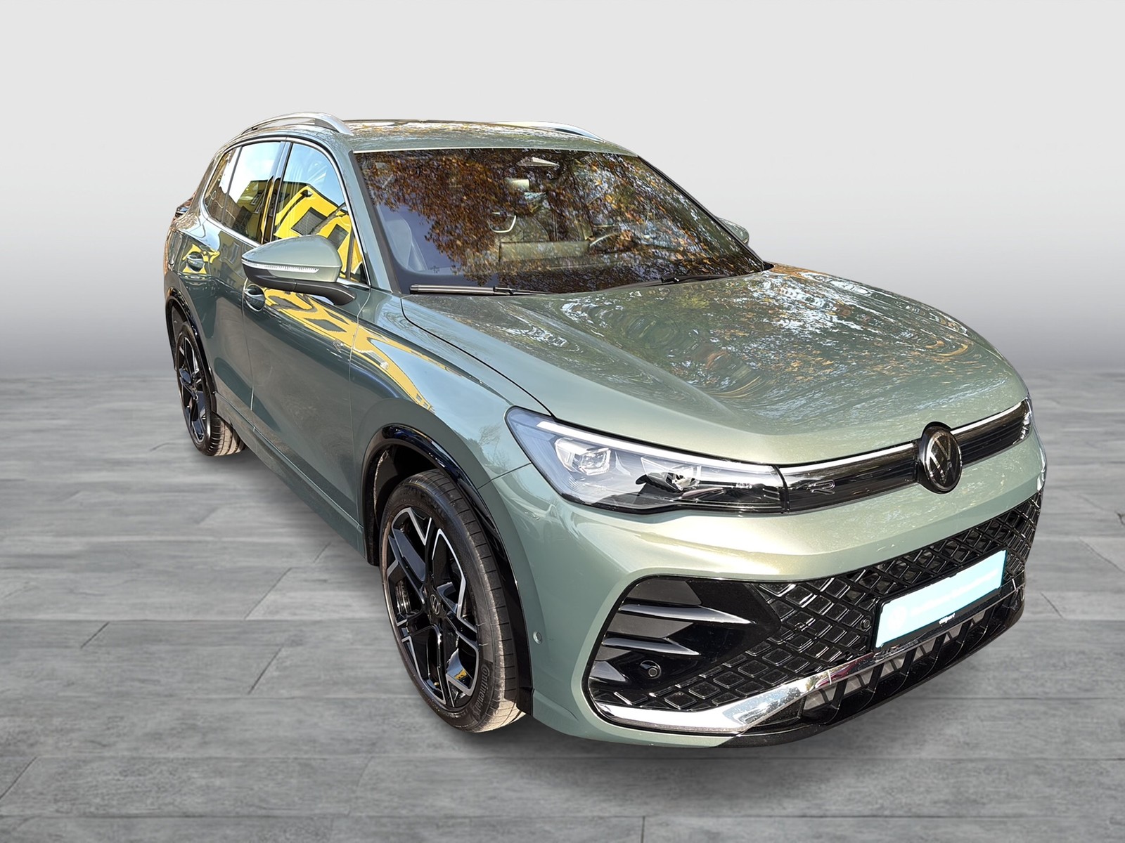 Volkswagen Tiguan 2.0 R-LINE 4X4 NEUES MODELL AHK CAM LM20