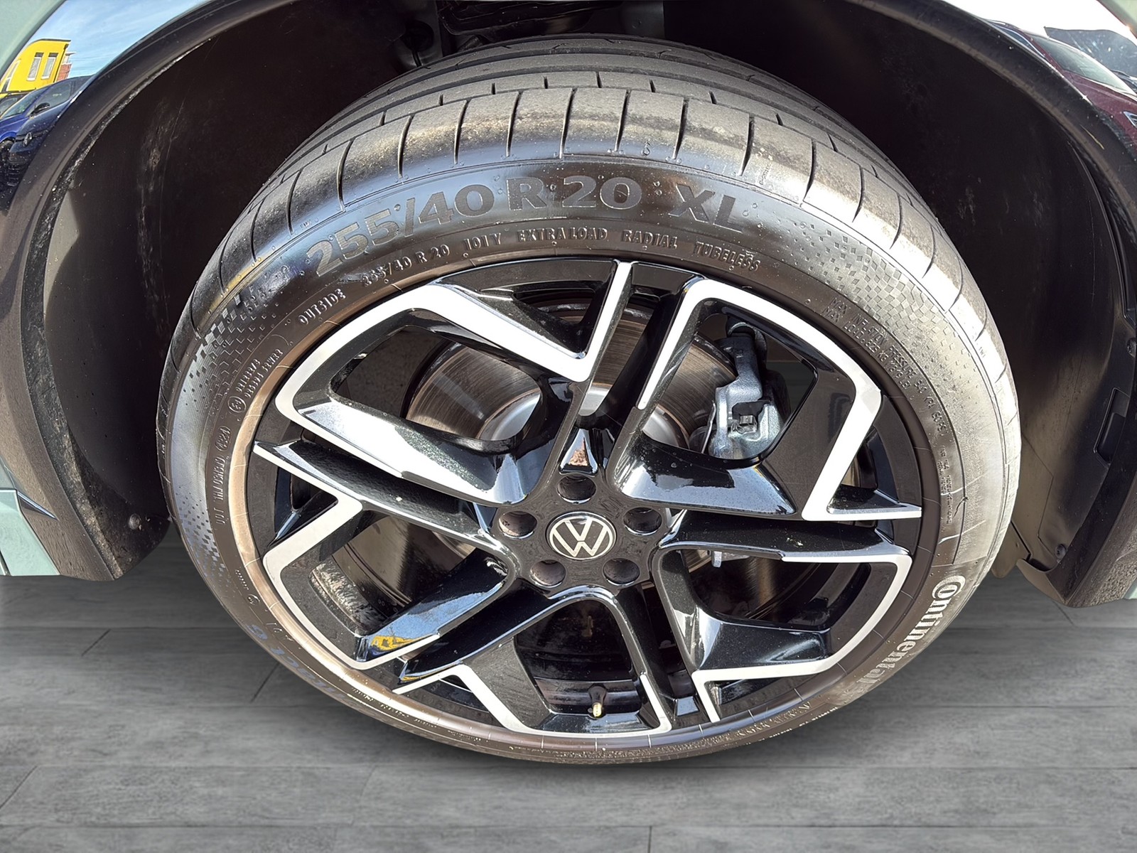 Volkswagen Tiguan 2.0 R-LINE 4X4 NEUES MODELL AHK CAM LM20