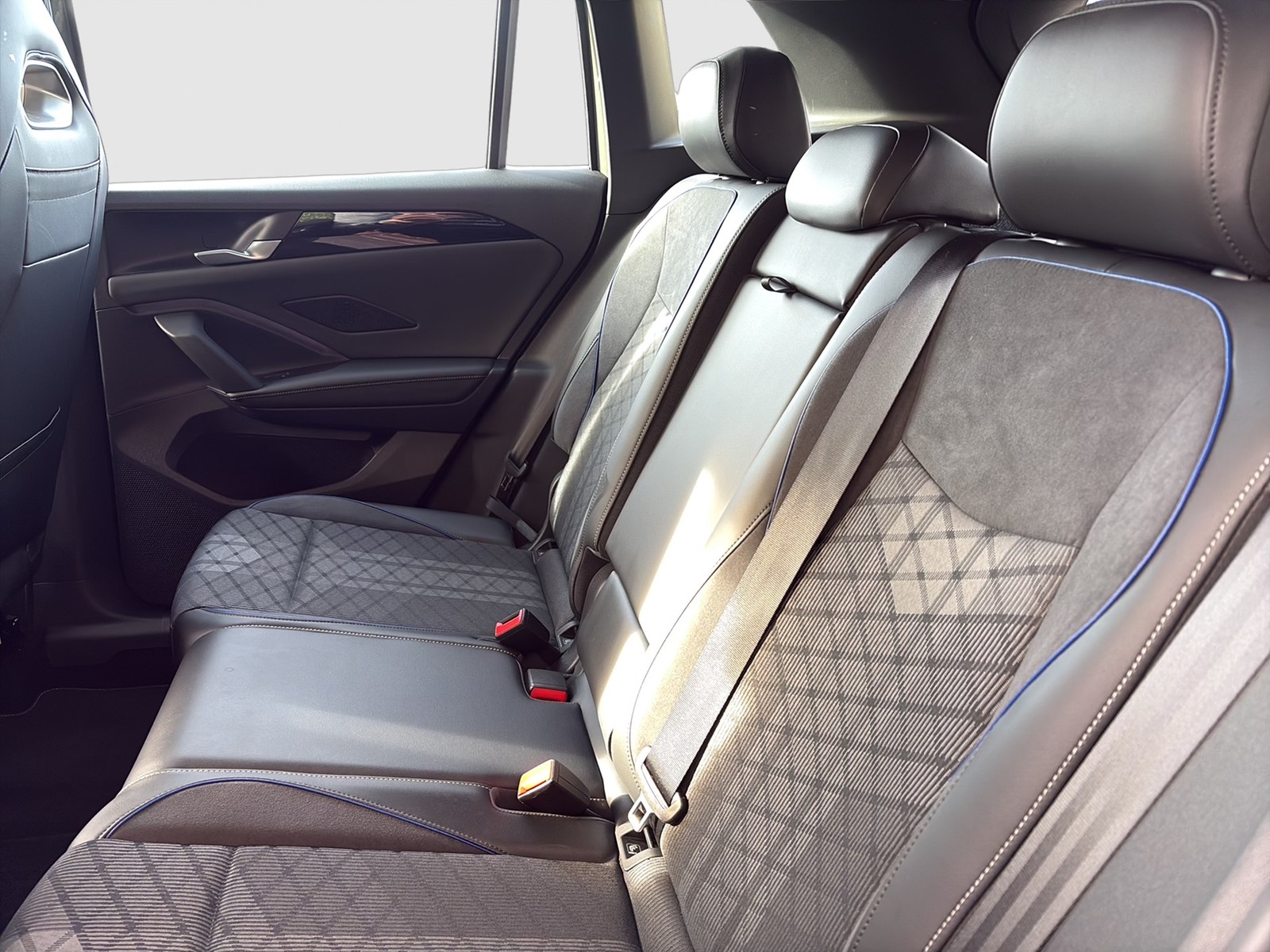 Volkswagen Tiguan 2.0 R-LINE 4X4 NEUES MODELL AHK CAM LM20