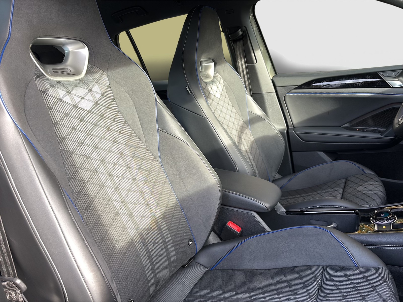 Volkswagen Tiguan 2.0 R-LINE 4X4 NEUES MODELL AHK CAM LM20