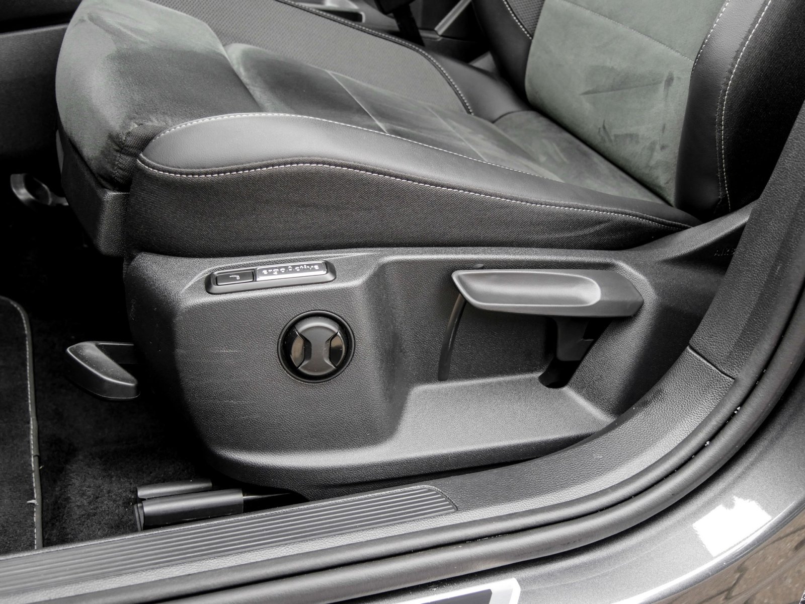 Volkswagen T-Roc 2.0 R-LINE AHK CAM ACC LM17 NAVI CARPLAY