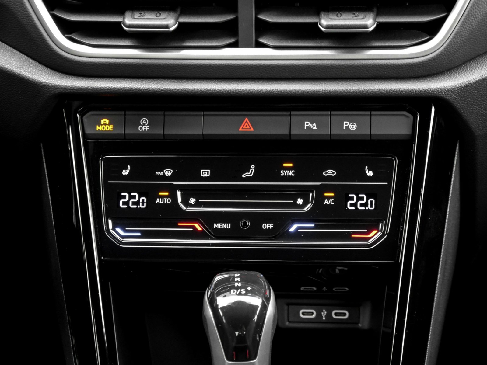 Volkswagen T-Roc 2.0 R-LINE AHK CAM ACC LM17 NAVI CARPLAY