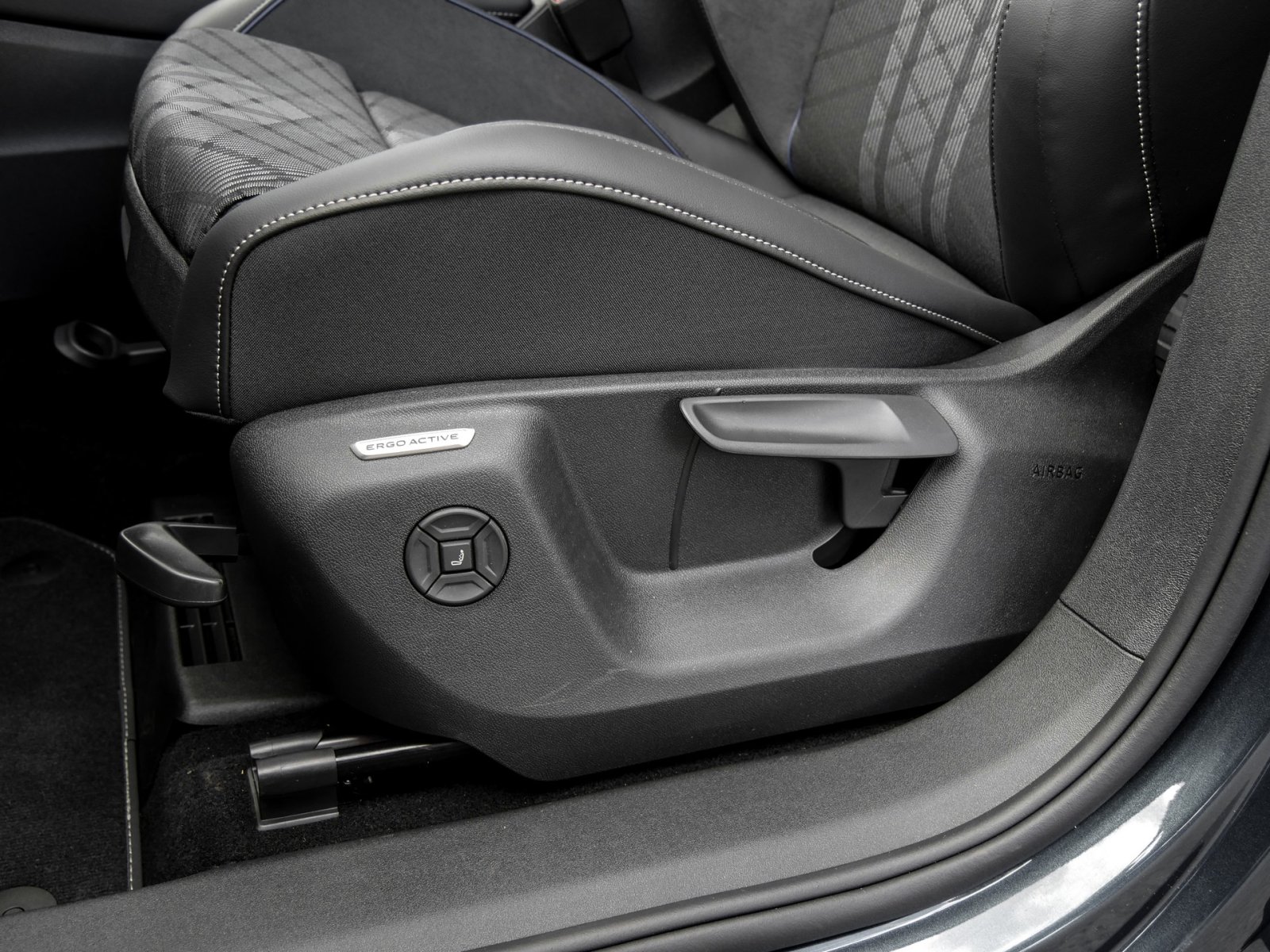 Volkswagen Tiguan 1.5 R-LINE DSG PANO eKLAPPE AHK NAVIPRO