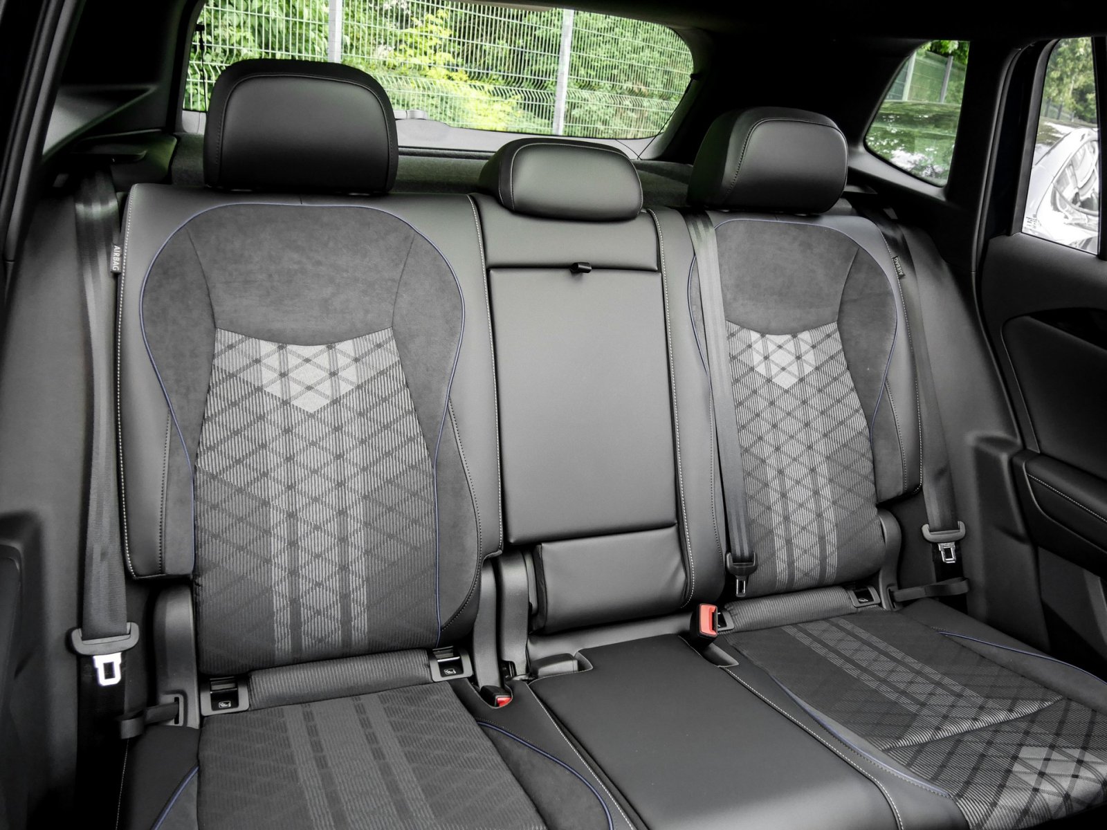Volkswagen Tiguan 1.5 R-LINE DSG PANO eKLAPPE AHK NAVIPRO