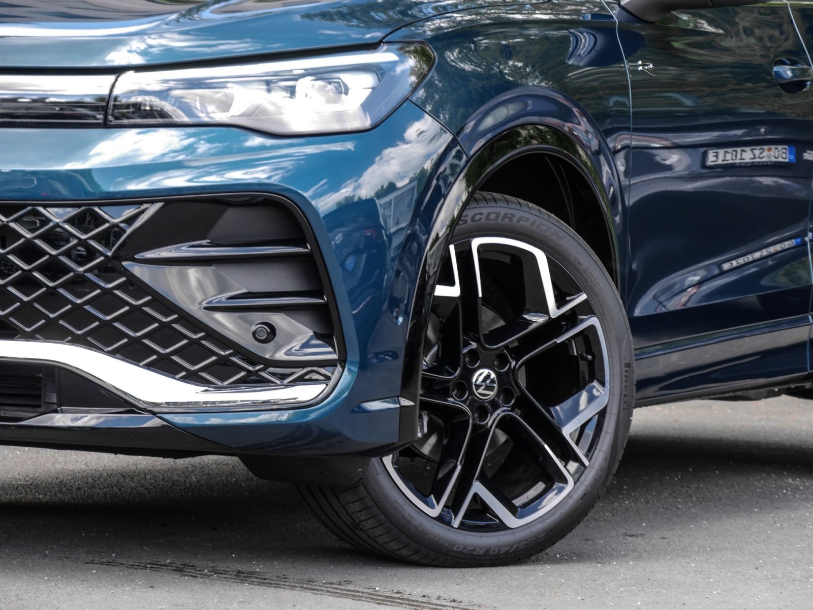 Volkswagen Tiguan 1.5 R-LINE DSG PANO eKLAPPE AHK NAVIPRO