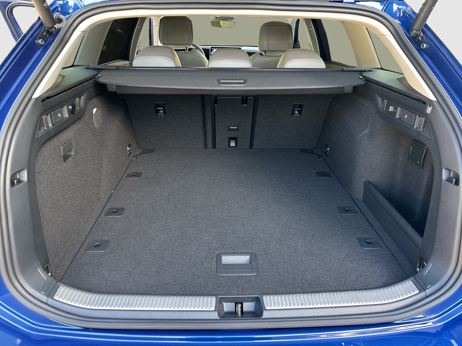 Volkswagen Passat Variant 2.0 ELEGANCE 4X4 NEUES MODELL AHK