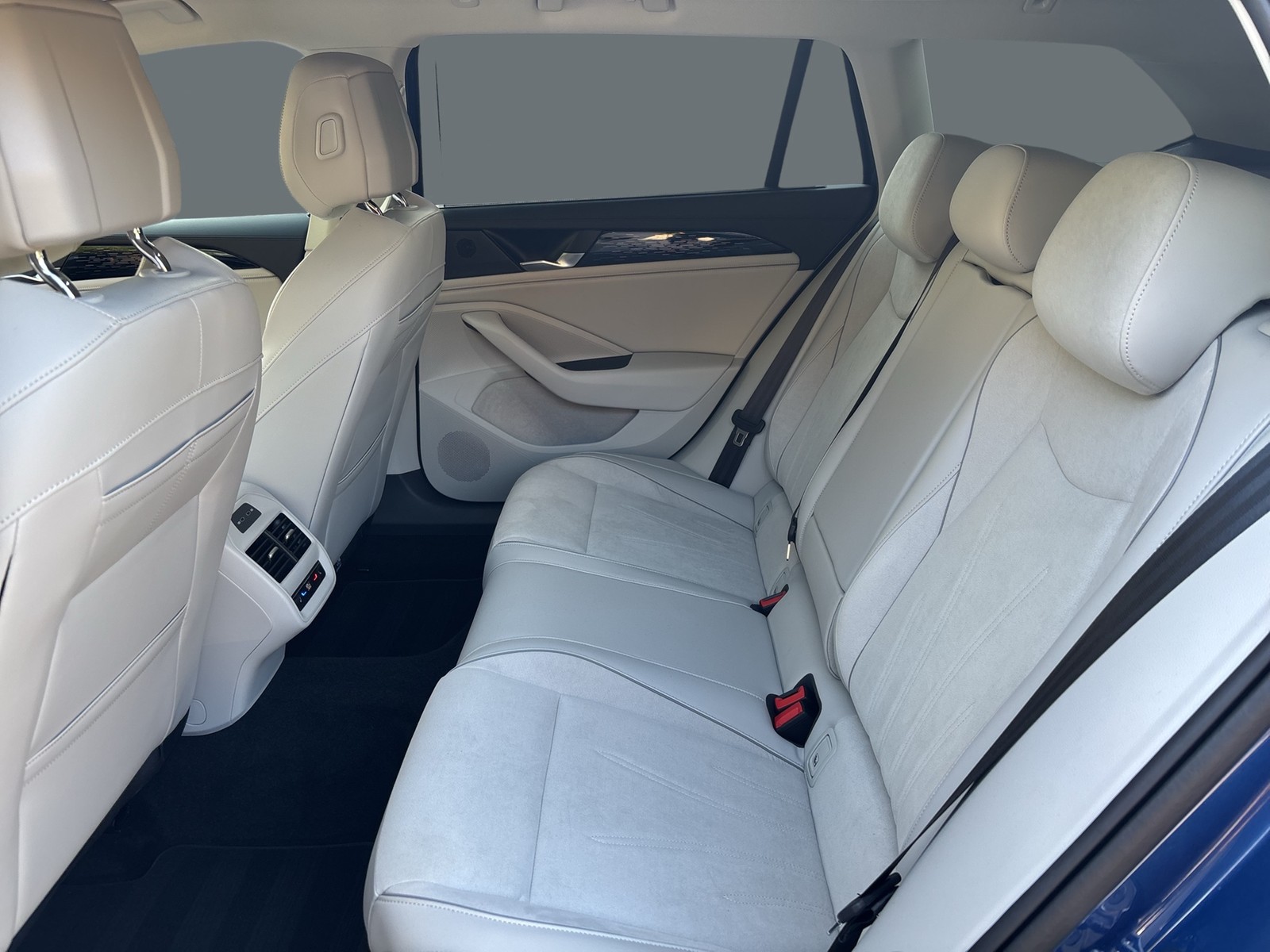 Volkswagen Passat Variant 2.0 ELEGANCE 4X4 NEUES MODELL AHK