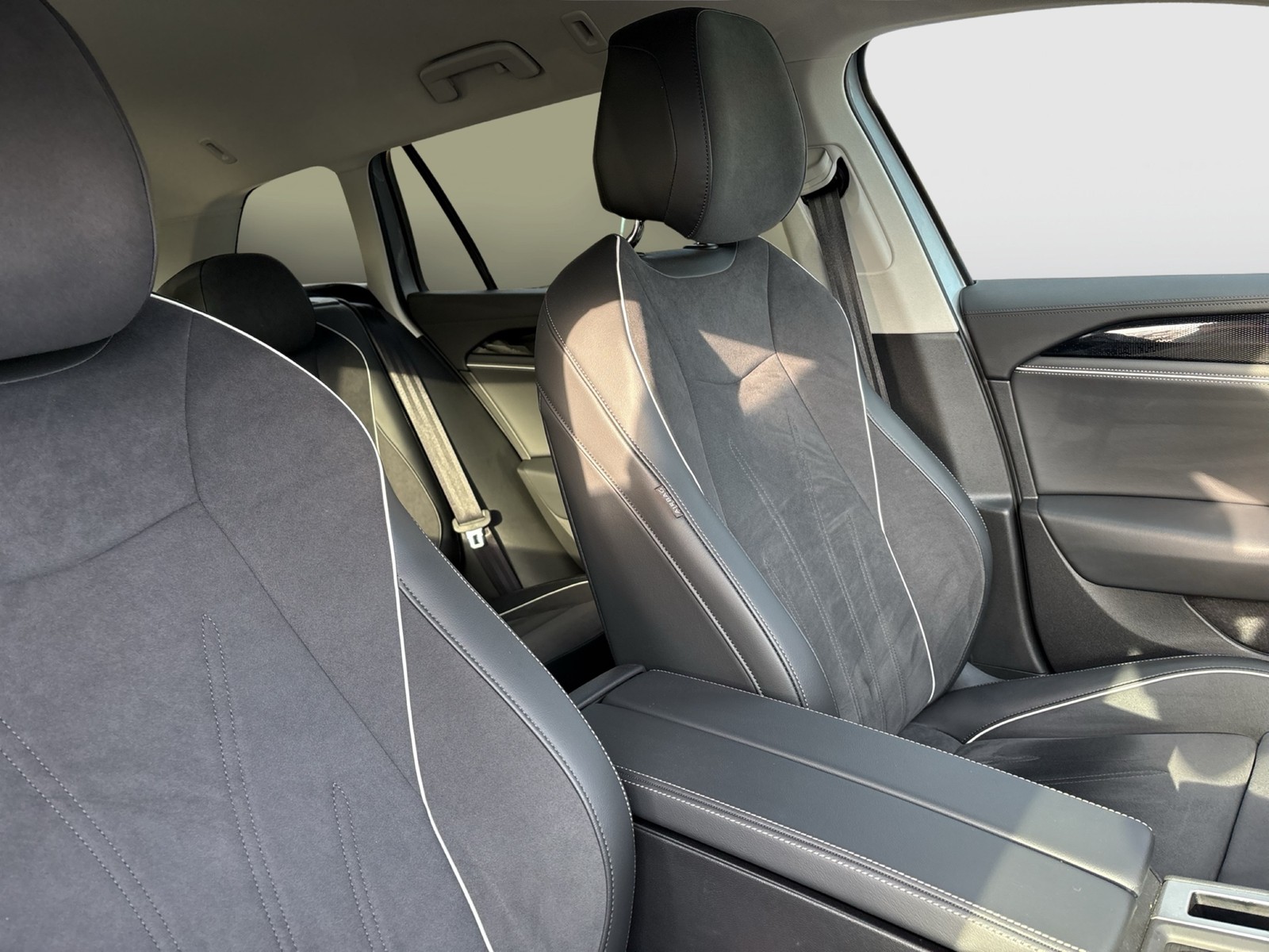 Volkswagen Passat Variant 1.5 HYBRID BUSINESS AHK CAM ACC