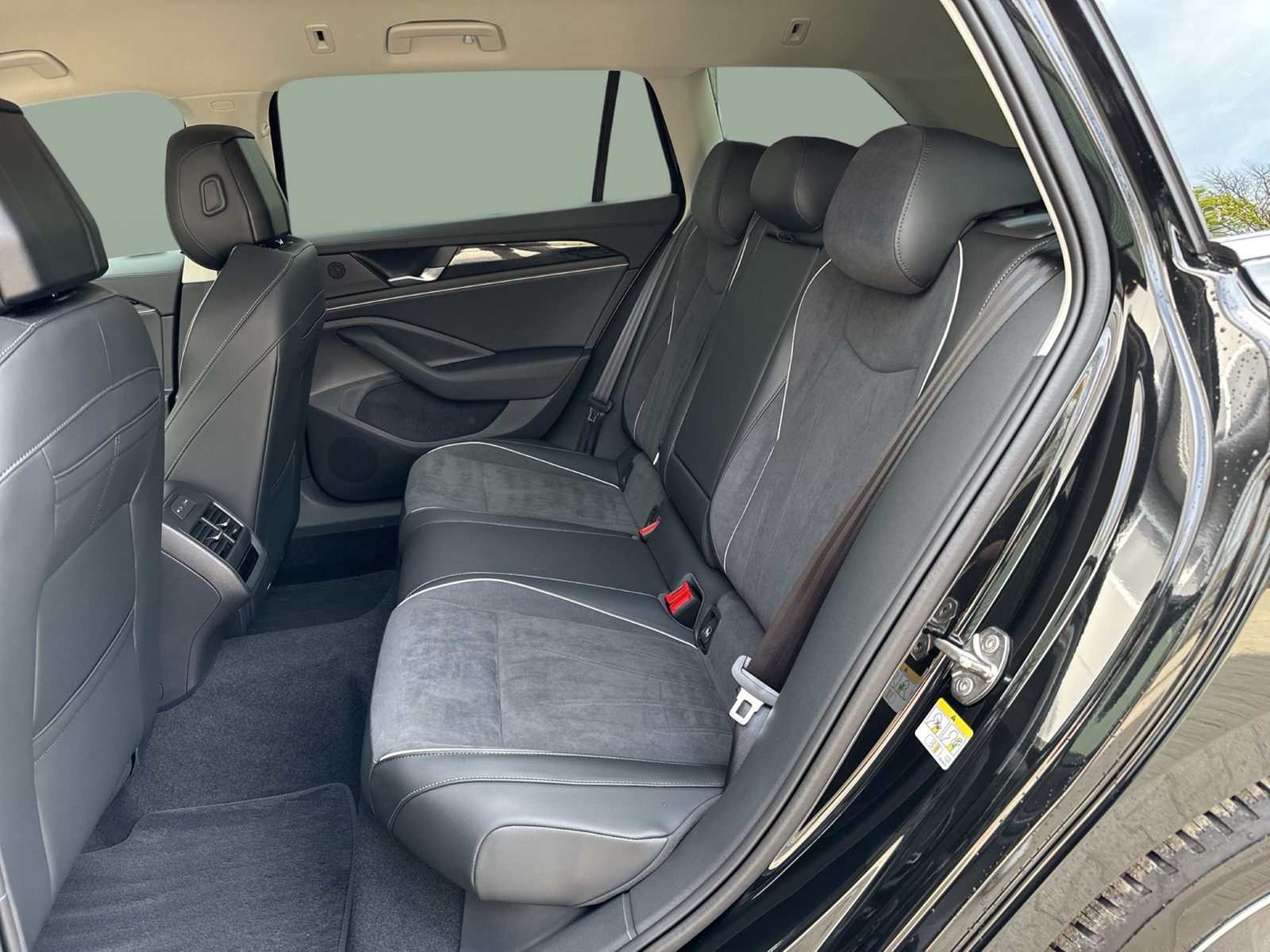 Volkswagen Passat Variant 1.5 HYBRID BUSINESS AHK CAM ACC