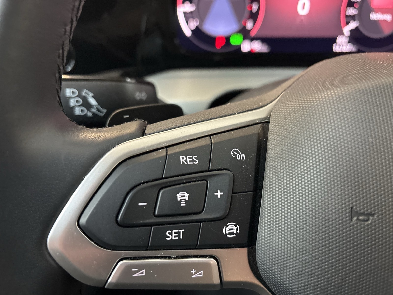 Volkswagen Golf VIII 1.0 eTSI MOVE CAM CARPLAY ALU SITZHEIZ