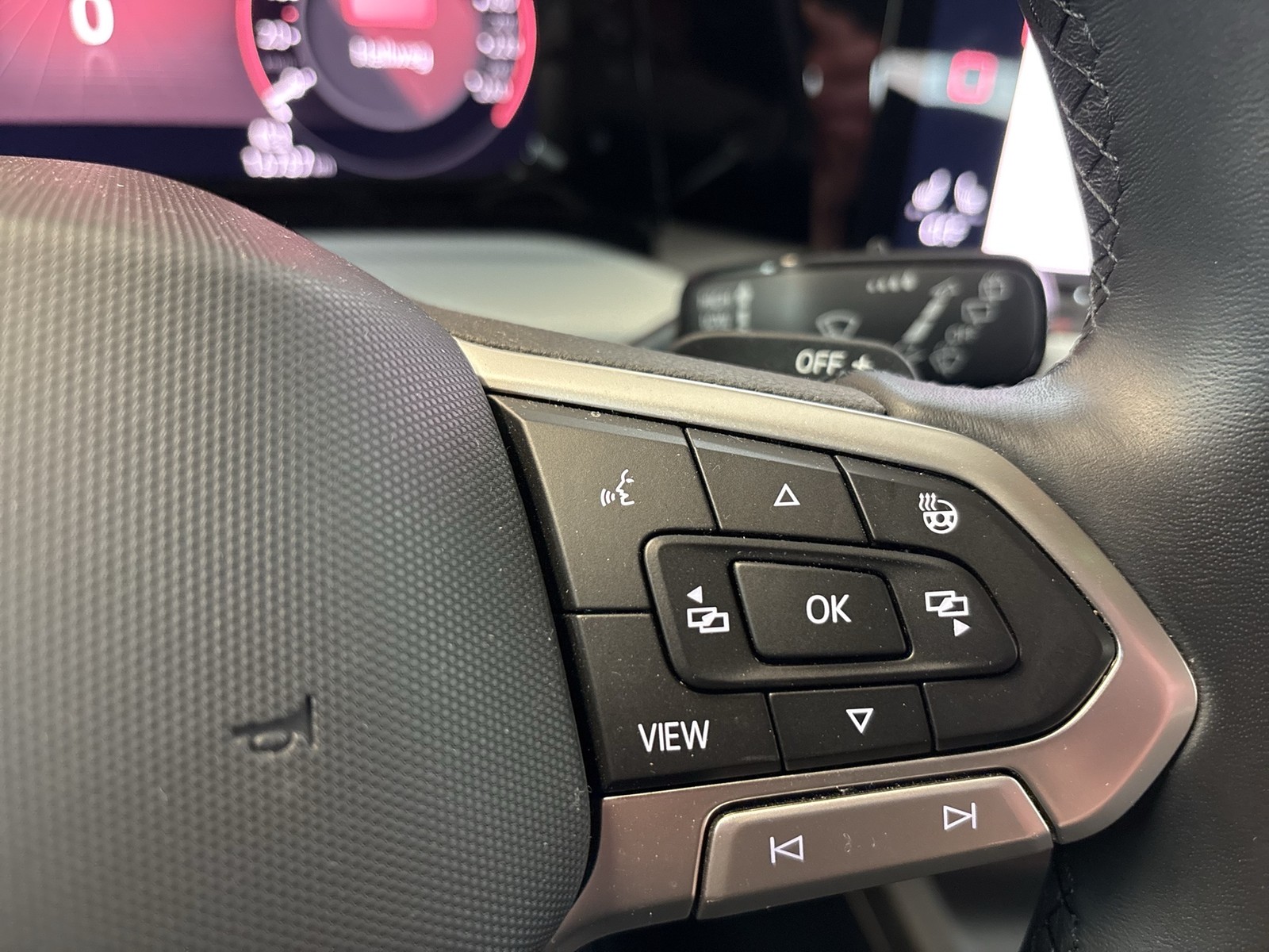 Volkswagen Golf VIII 1.0 eTSI MOVE CAM CARPLAY ALU SITZHEIZ