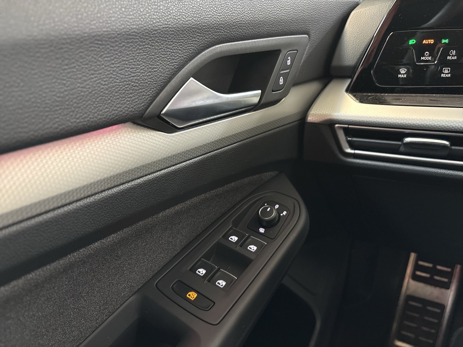 Volkswagen Golf VIII 1.0 eTSI MOVE CAM CARPLAY ALU SITZHEIZ