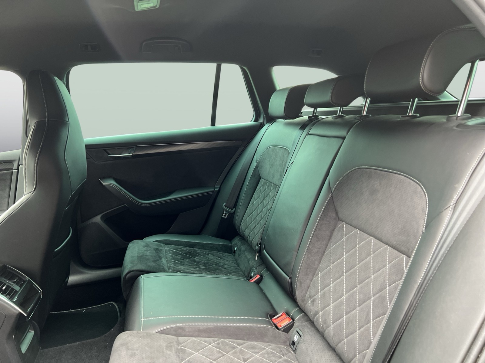 Skoda Superb Combi 1.4iV SPORTLINE STANDHZ LM19 MATRIX