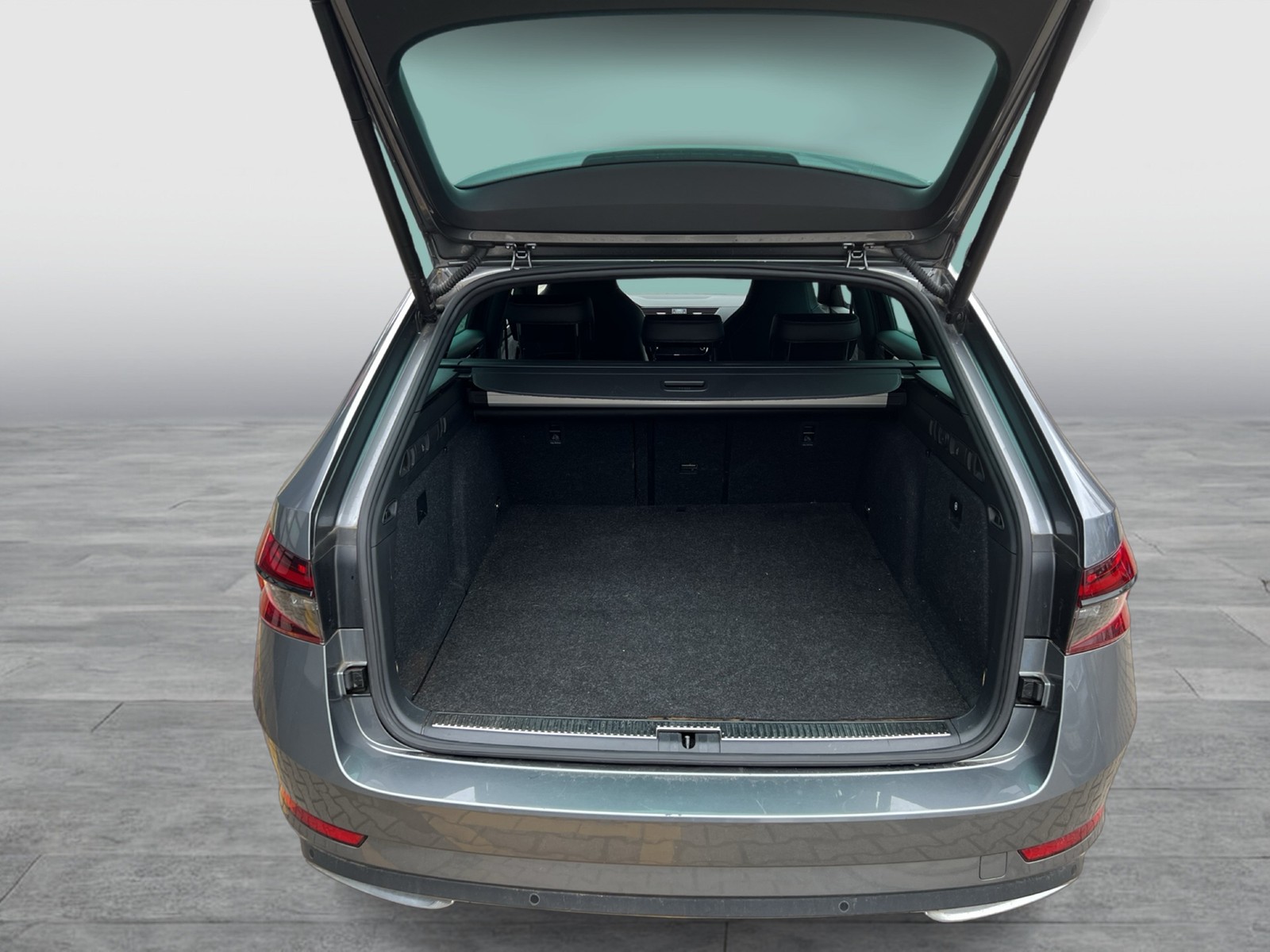 Skoda Superb Combi 1.4iV SPORTLINE STANDHZ LM19 MATRIX