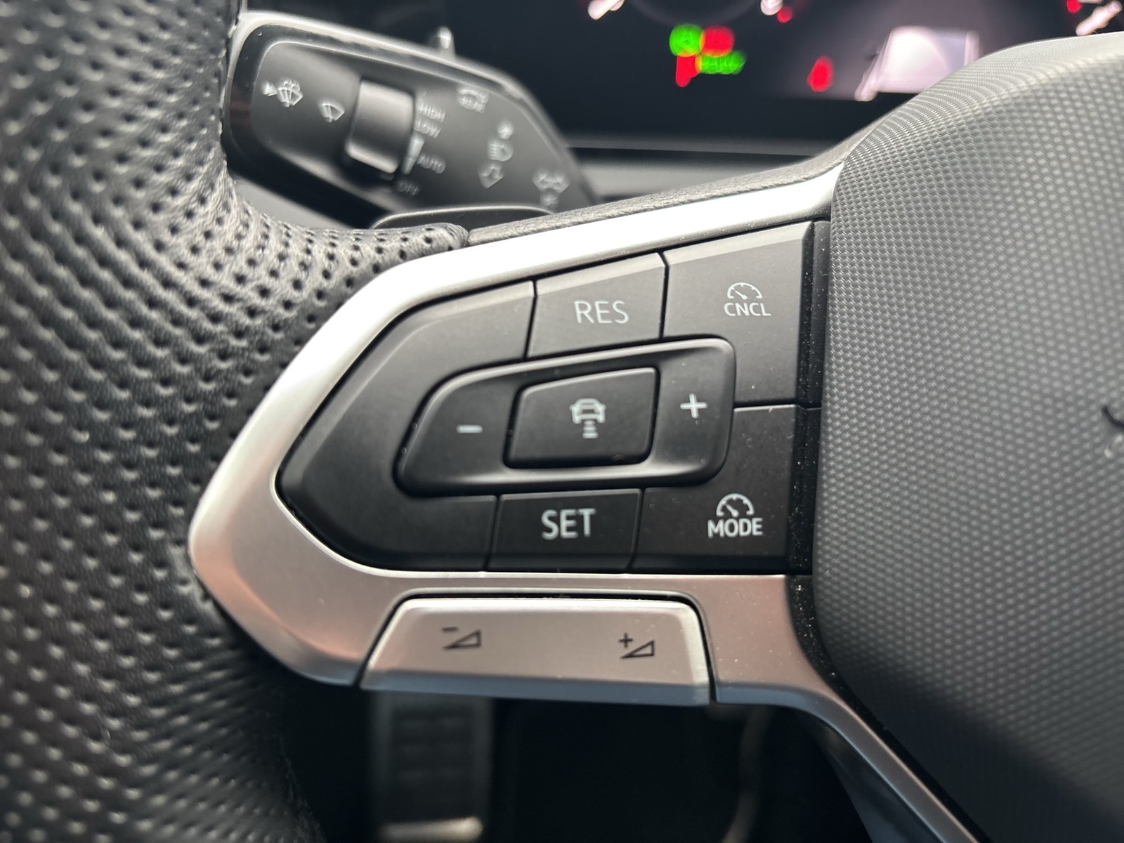 Volkswagen Tiguan 1.5 eTSI R-LINE NEUESMODELL LEDER AHK 20Z