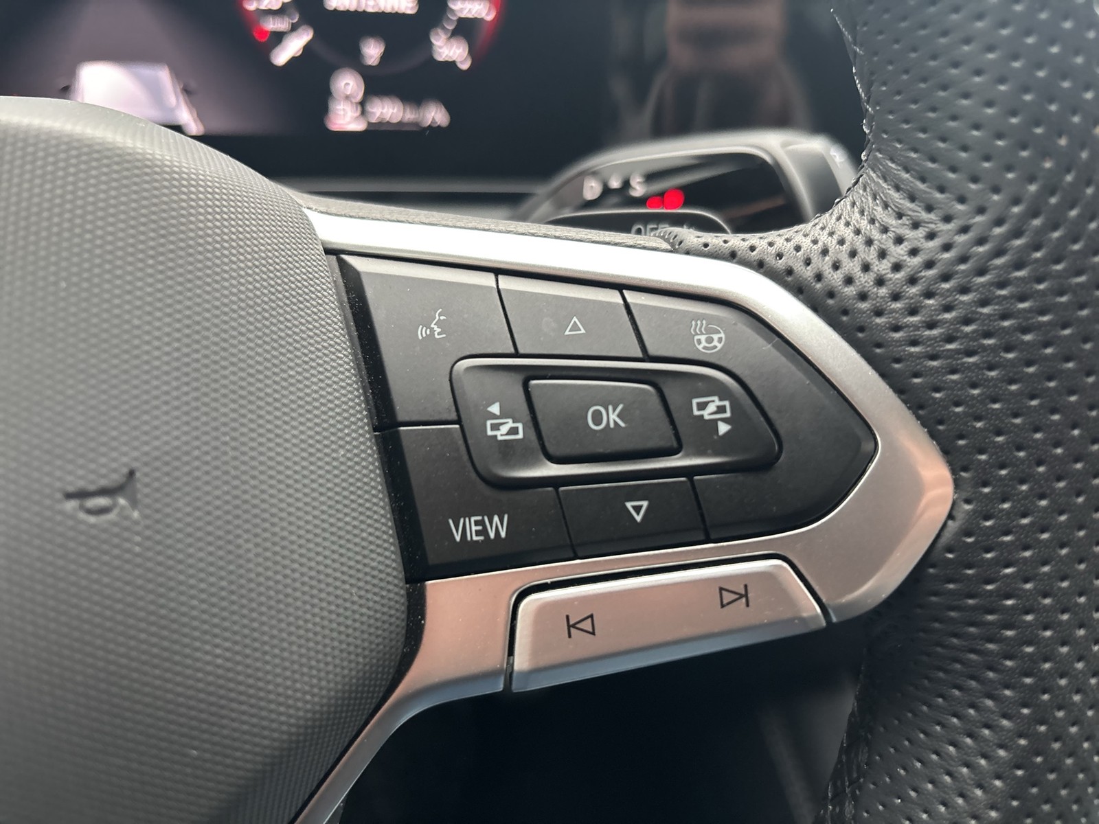 Volkswagen Tiguan 1.5 eTSI R-LINE NEUESMODELL LEDER AHK 20Z