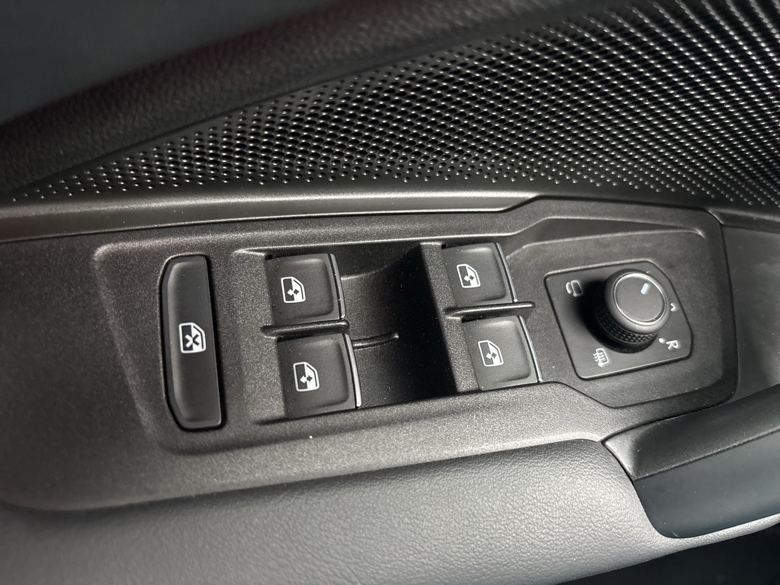 Volkswagen Tiguan 1.5 eTSI R-LINE NEUESMODELL LEDER AHK 20Z