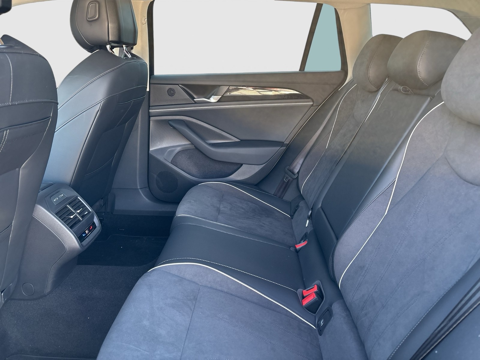 Volkswagen Passat Variant 1.5 HYBRID BUSINESS AHK CAM ACC