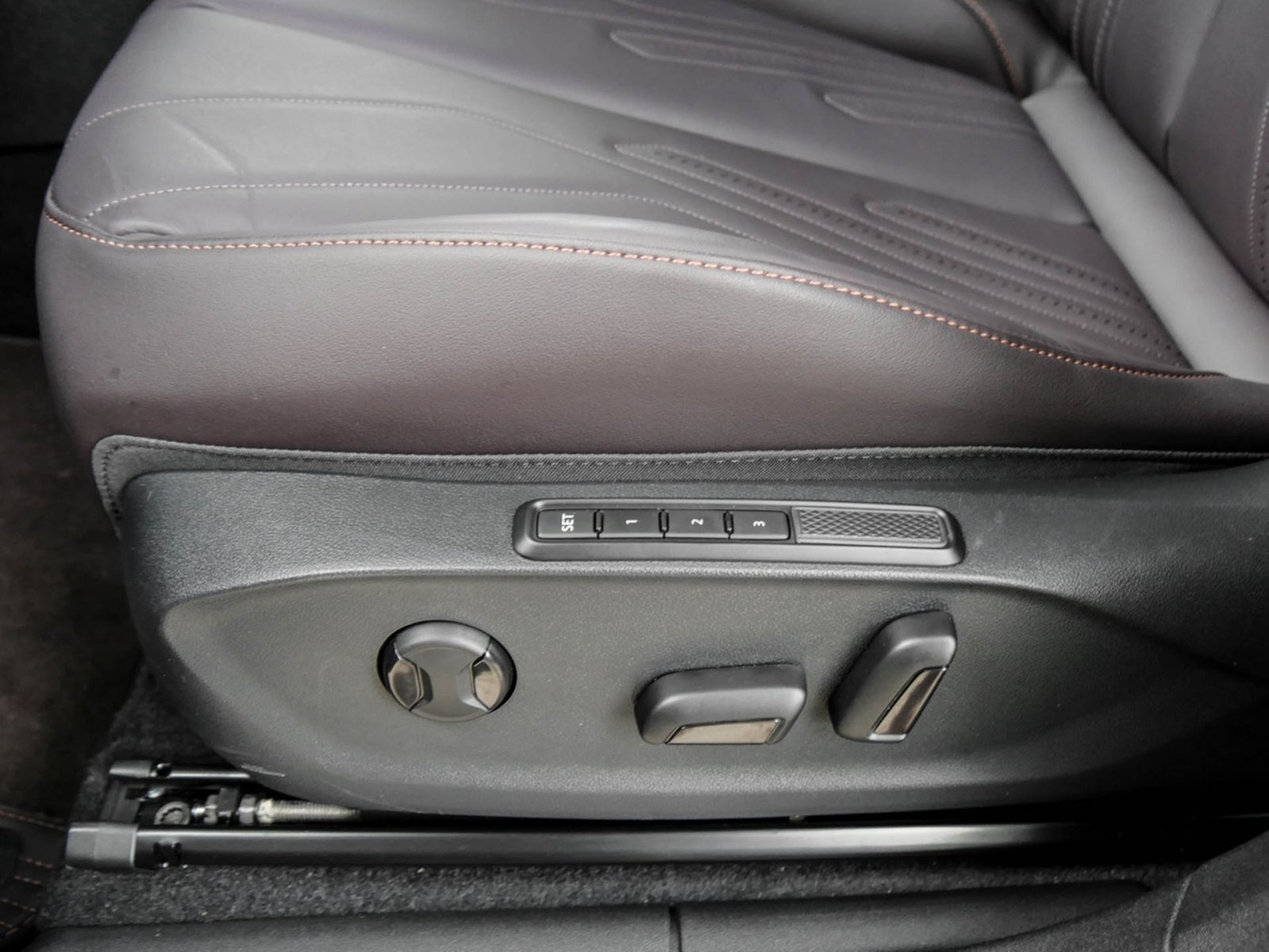 Cupra Terramar 1.5 HYBRID VZ LEDER AHK 360CAM ACC LM20