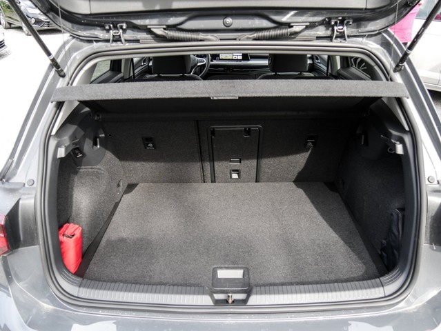 Volkswagen Golf VIII 2.0 ACTIVE PANO AHK CAM ACC HEADUP NAVI