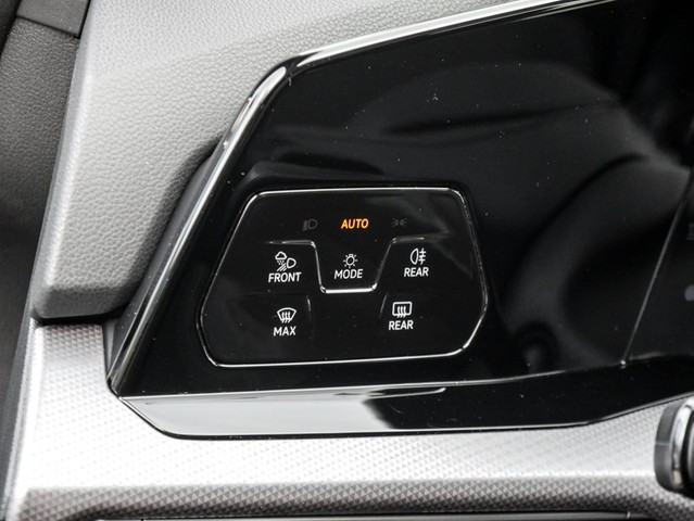 Volkswagen Golf VIII 2.0 ACTIVE PANO AHK CAM ACC HEADUP NAVI