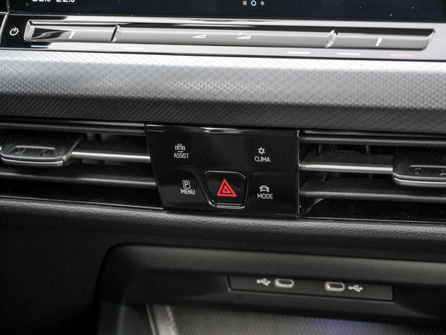 Volkswagen Golf VIII 2.0 ACTIVE PANO AHK CAM ACC HEADUP NAVI