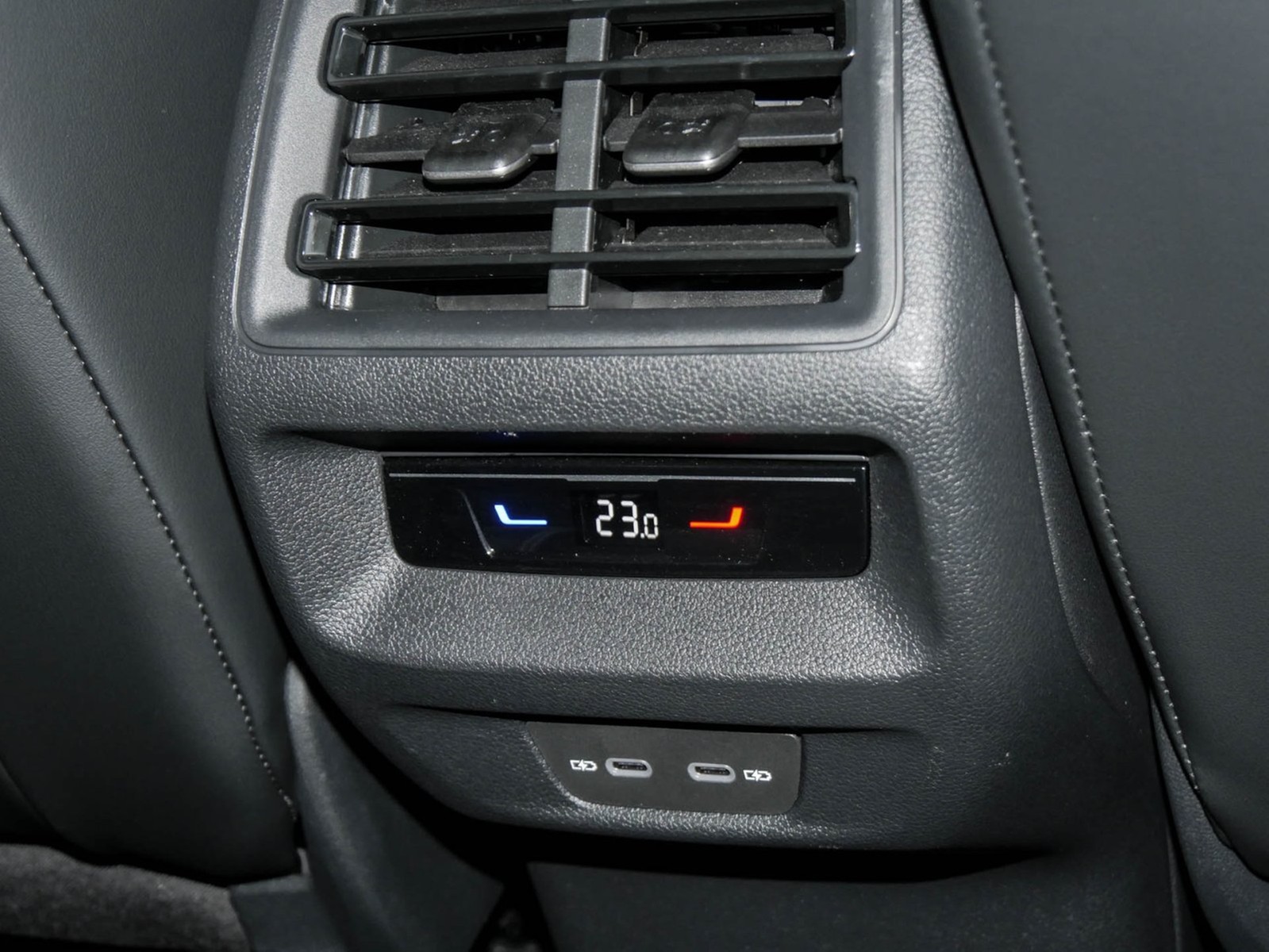 Volkswagen Tiguan 2.0 R-LINE 4X4 NEUES MODELL AHK ACC LM20