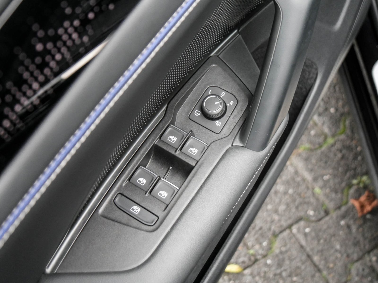 Volkswagen Tiguan 2.0 R-LINE 4X4 NEUES MODELL AHK ACC LM20