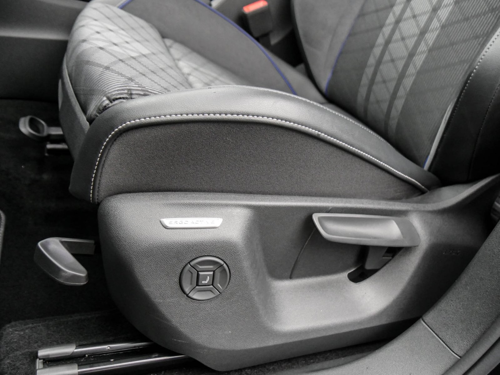 Volkswagen Tiguan 2.0 R-LINE 4X4 NEUES MODELL AHK ACC LM20