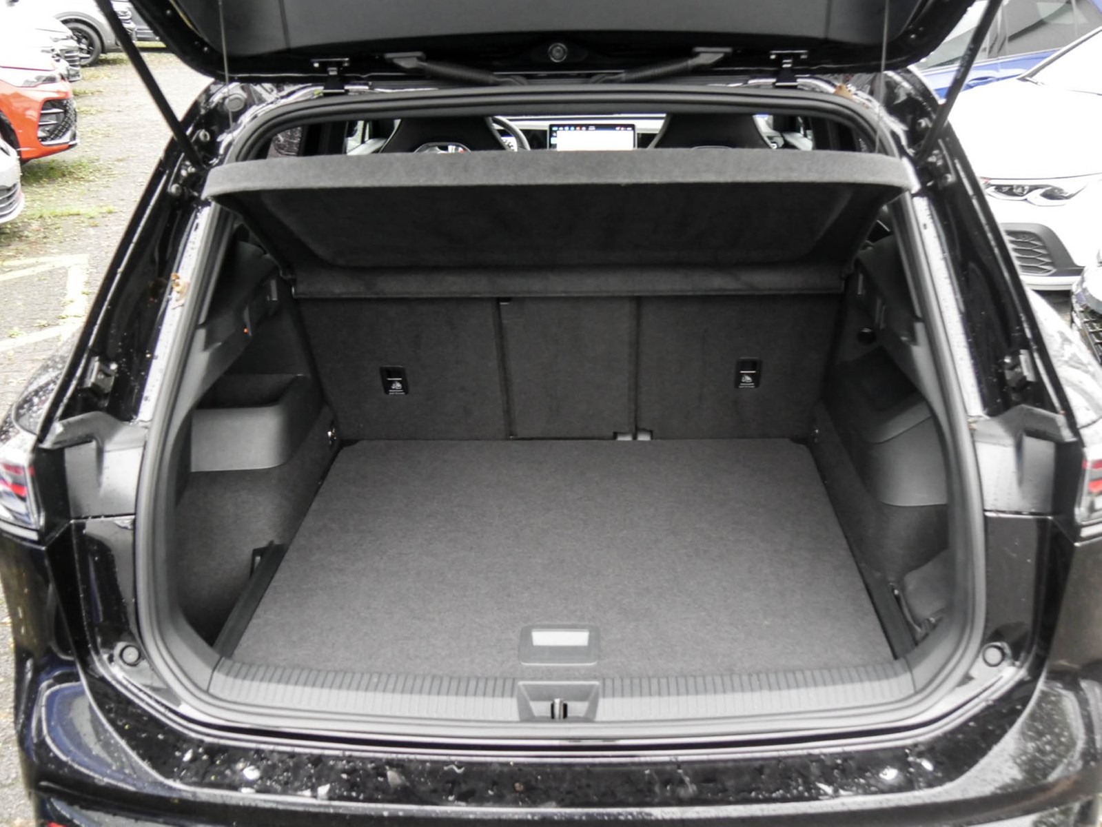 Volkswagen Tiguan 2.0 R-LINE 4X4 NEUES MODELL AHK ACC LM20