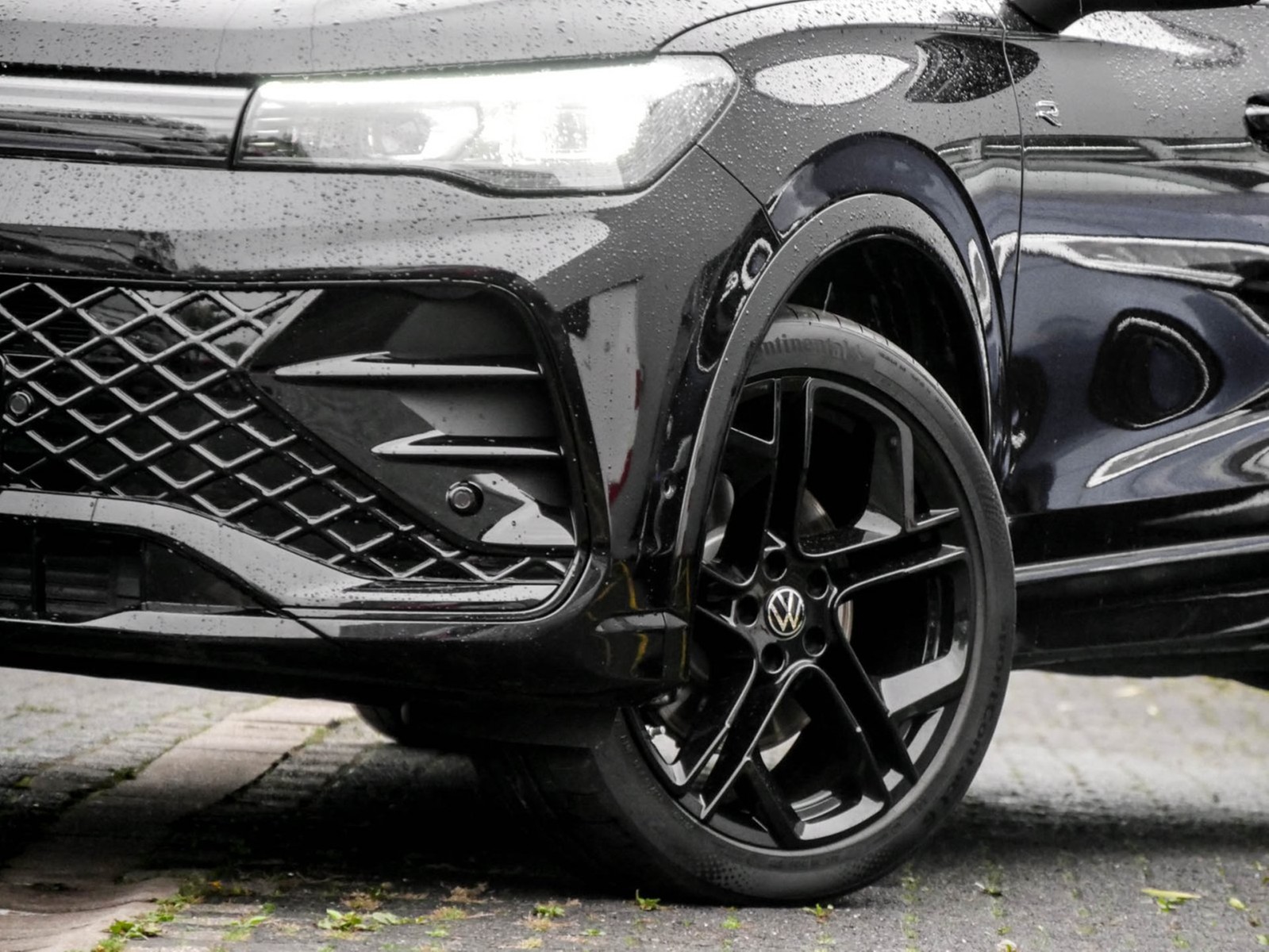 Volkswagen Tiguan 2.0 R-LINE 4X4 NEUES MODELL AHK ACC LM20