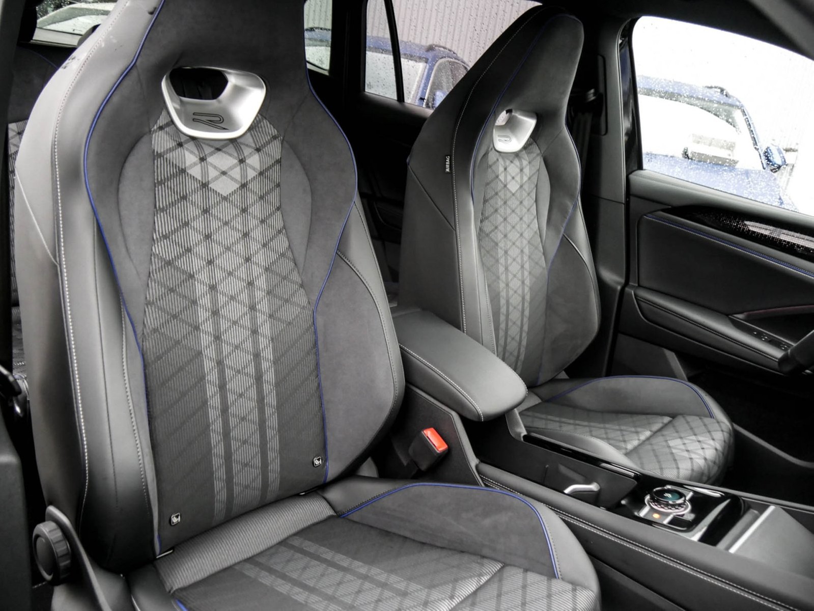 Volkswagen Tiguan 2.0 R-LINE 4X4 NEUES MODELL AHK ACC LM20