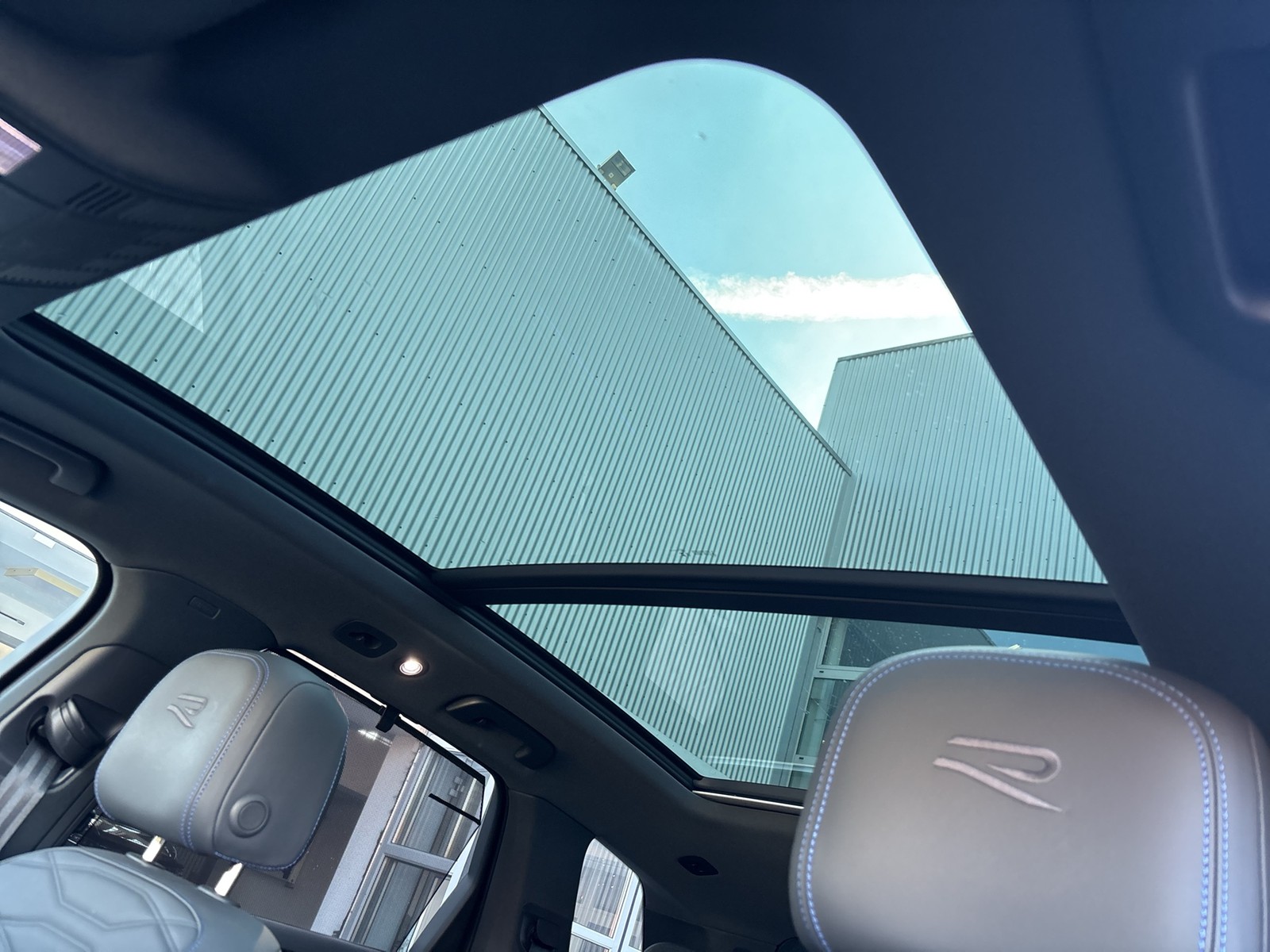 Volkswagen Touareg HYBRID R NEUESMODELL PANO AHK 360CAM 21Z