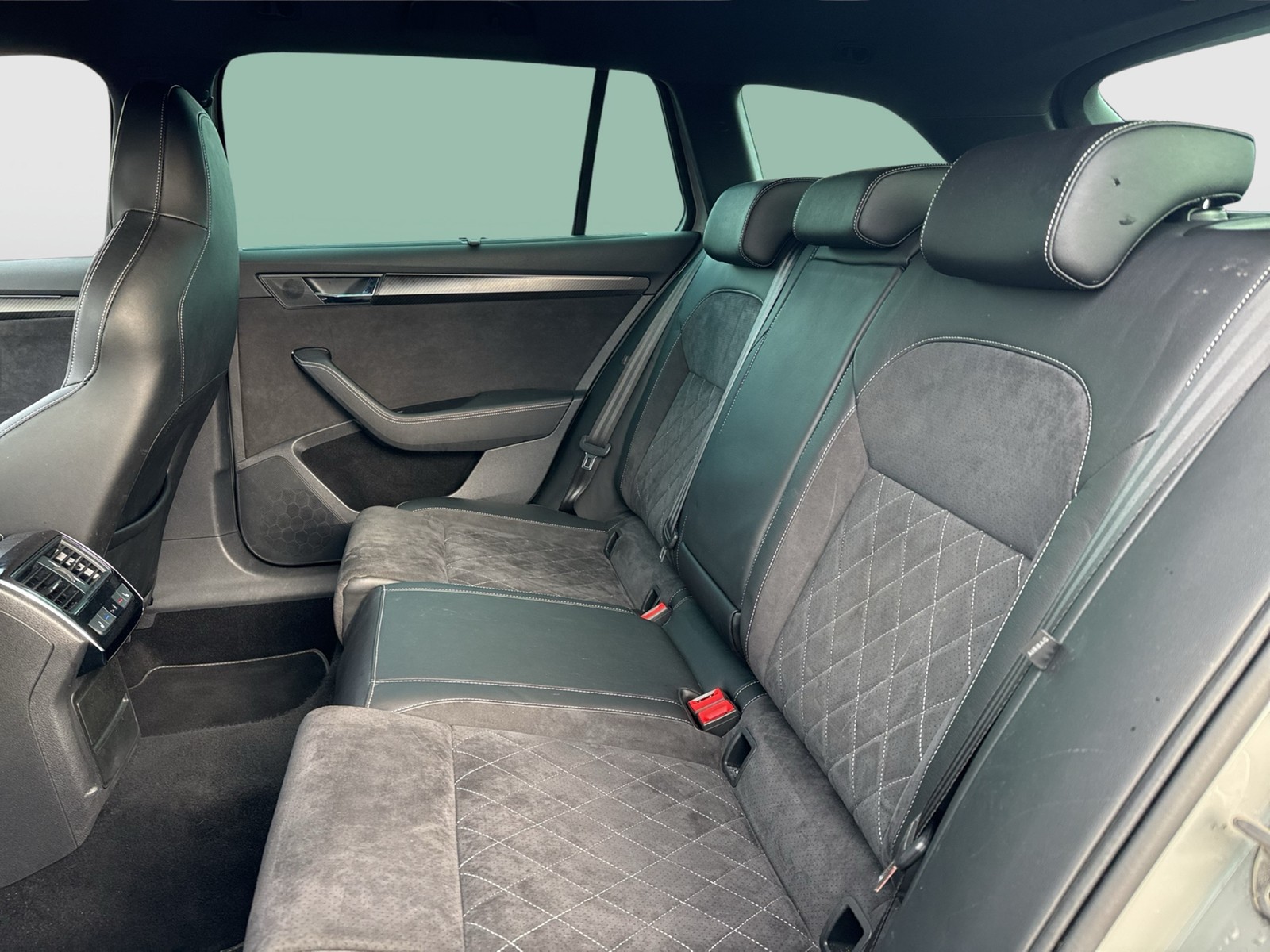 Skoda Superb Combi 1.4iV SPORTLINE STANDHZ 360CAM LM19