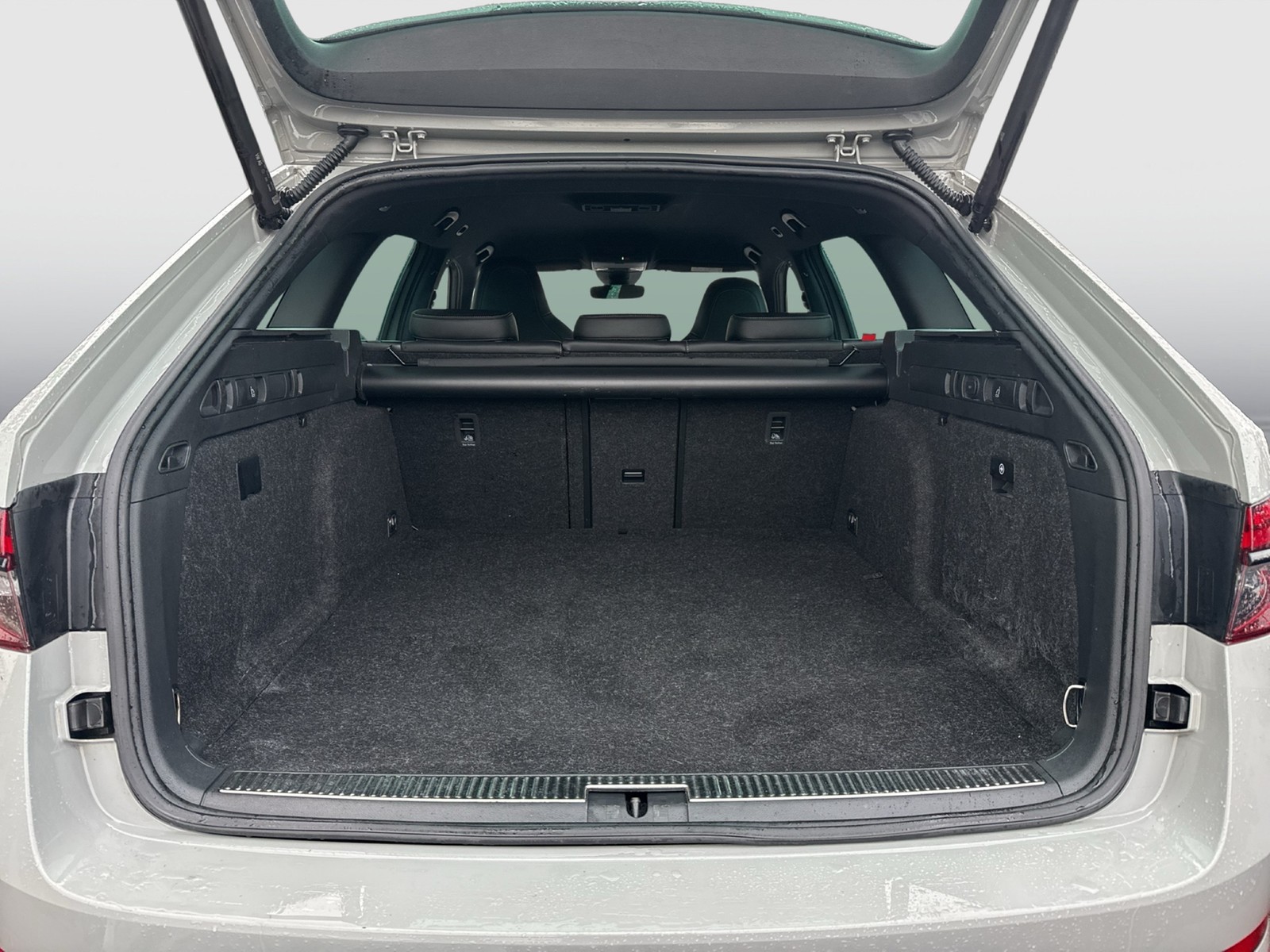 Skoda Superb Combi 1.4iV SPORTLINE STANDHZ 360CAM LM19