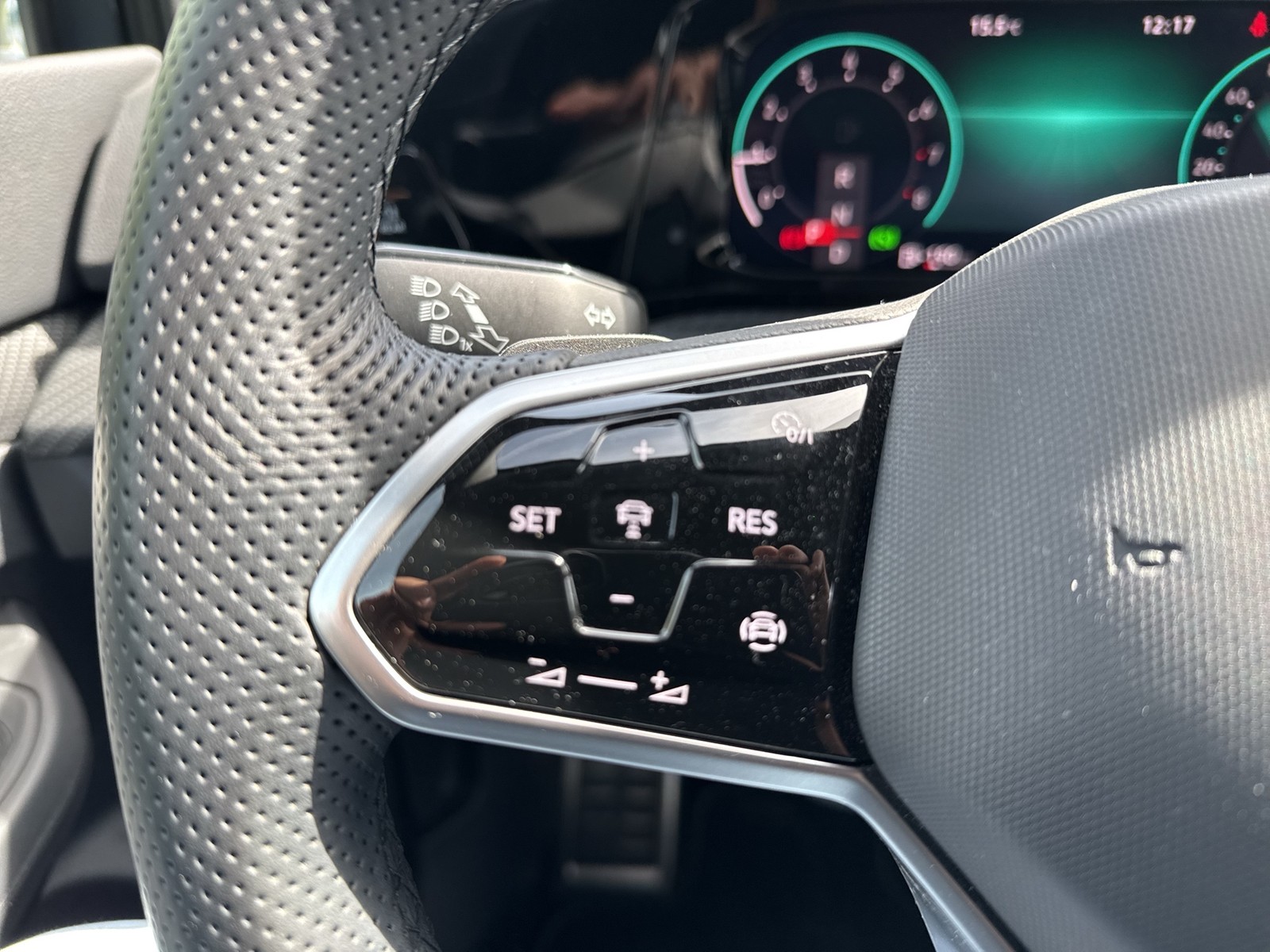 Volkswagen Golf 1.5 eTSI R-LINE KAMERA ACC ALU18 CARPLAY