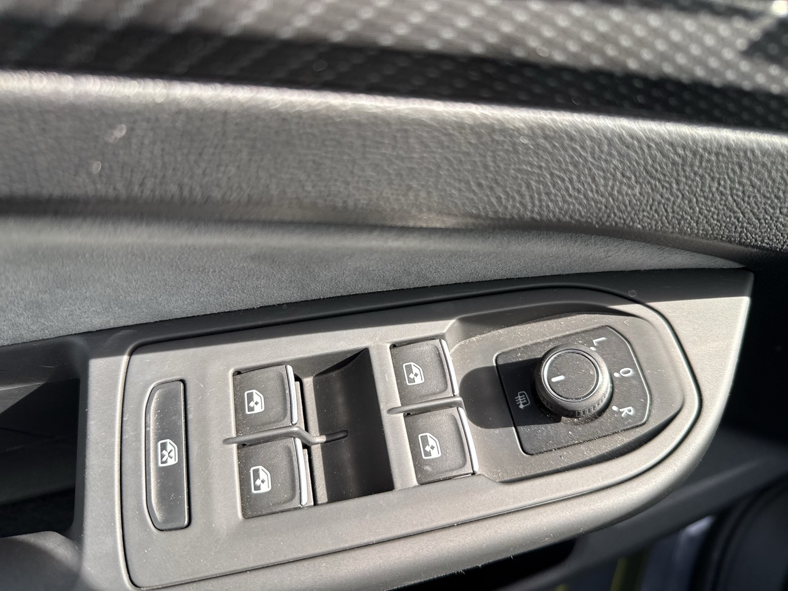 Volkswagen Golf 1.5 eTSI R-LINE KAMERA ACC ALU18 CARPLAY
