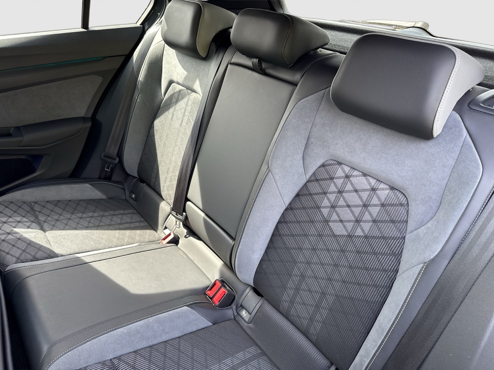 Volkswagen Golf 1.5 eTSI R-LINE KAMERA ACC ALU18 CARPLAY