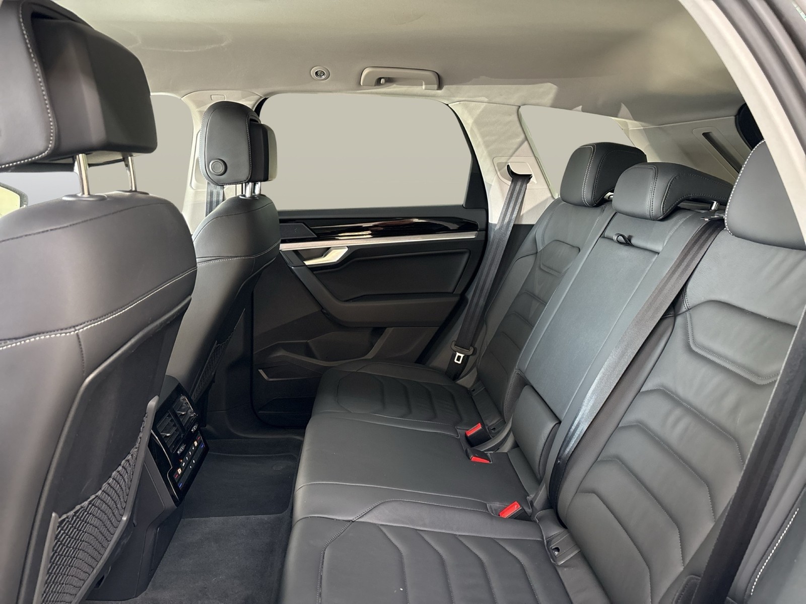 Volkswagen Touareg V6 LUFTFEDERUNG AHK CAM ACC LM19 EKLAPPE