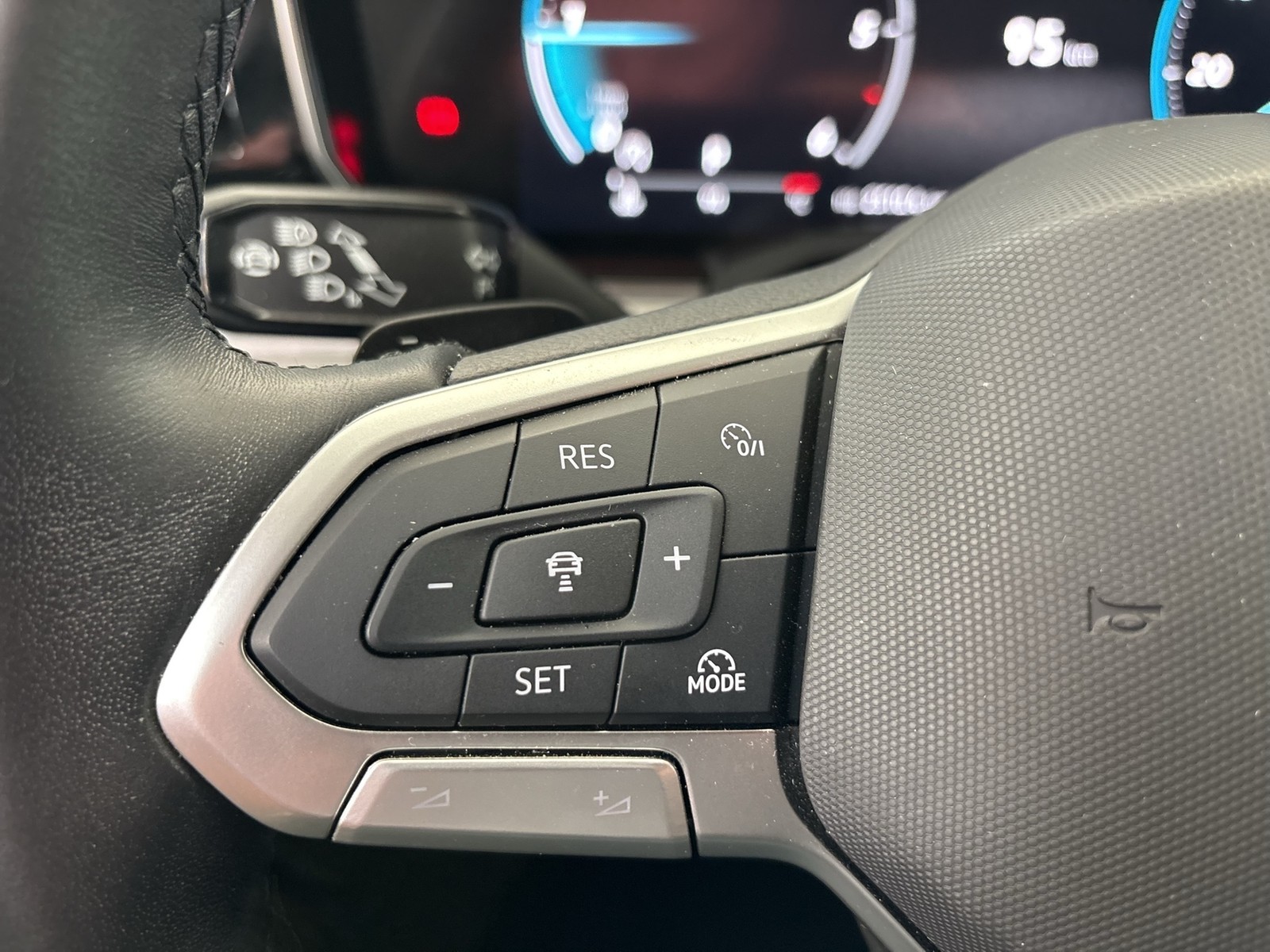 Volkswagen Touareg V6 LUFTFEDERUNG AHK CAM ACC LM19 EKLAPPE