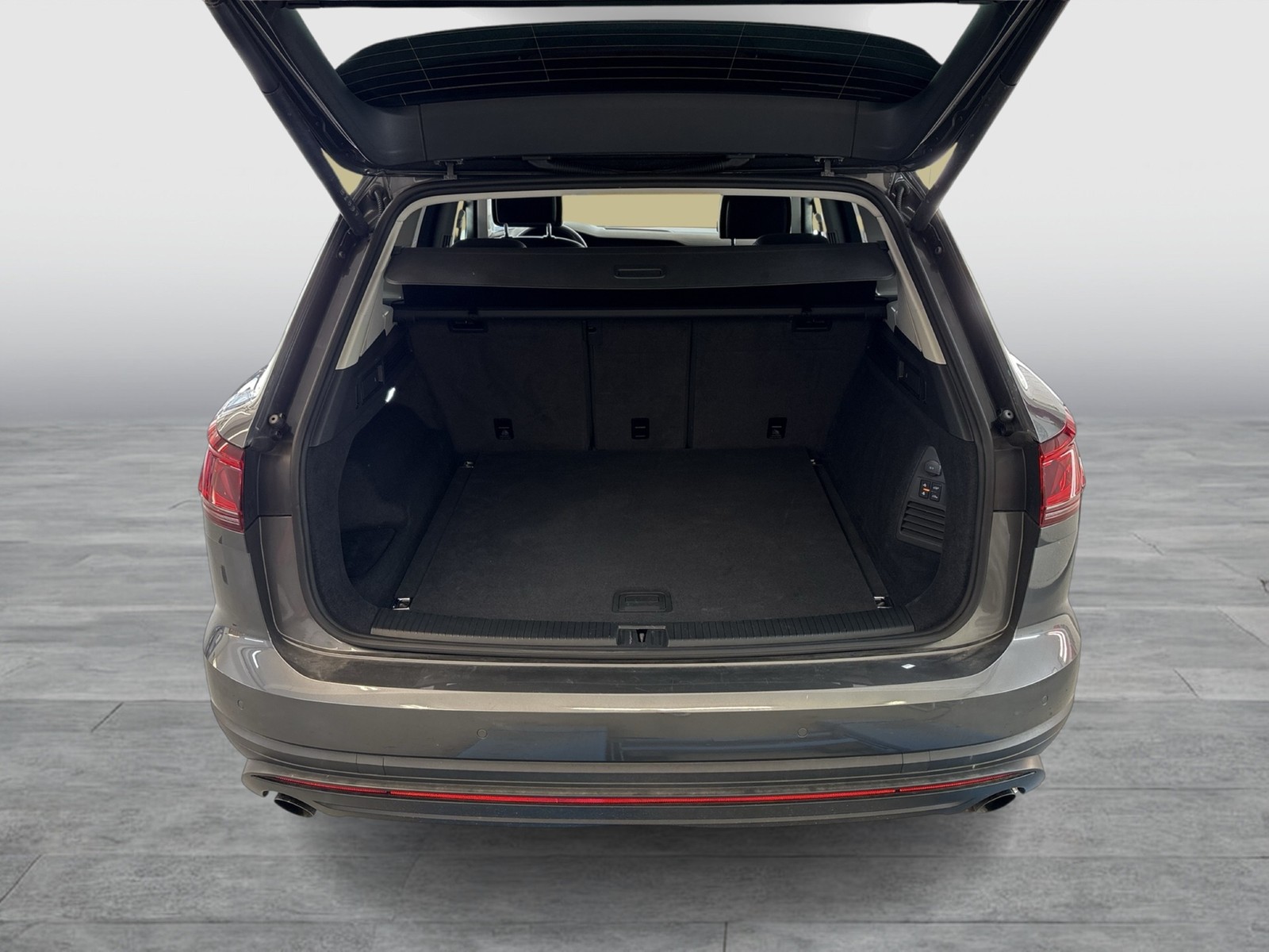 Volkswagen Touareg V6 LUFTFEDERUNG AHK CAM ACC LM19 EKLAPPE