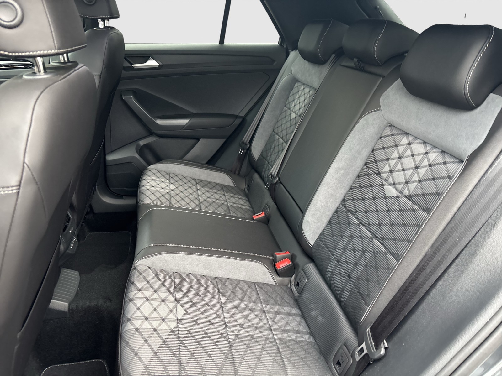 Volkswagen T-Roc 1.5 R-LINE ACC LM17 NAVI CARPLAY SITZHEIZ.