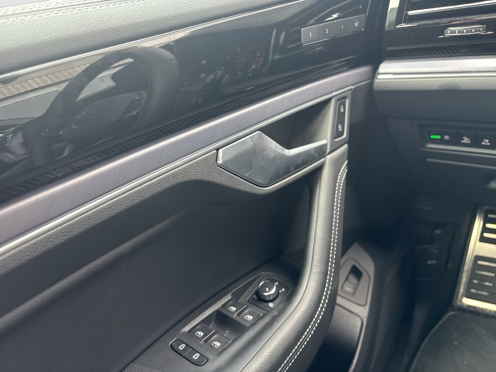 Volkswagen Touareg V6 R-LINE BLACK STYLE DYNAUDIO AHK LM21