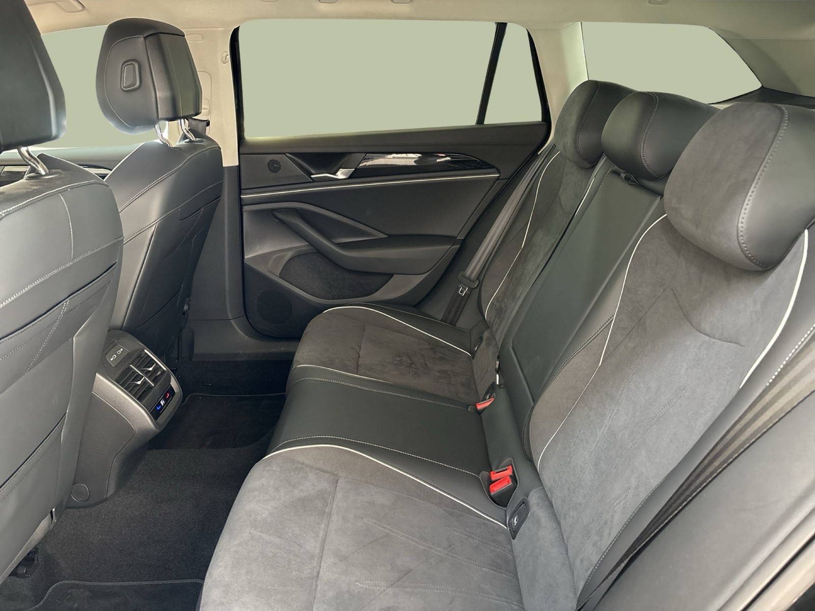 Volkswagen Passat Variant 1.5 HYBRID BUSINESS AHK CAM ACC