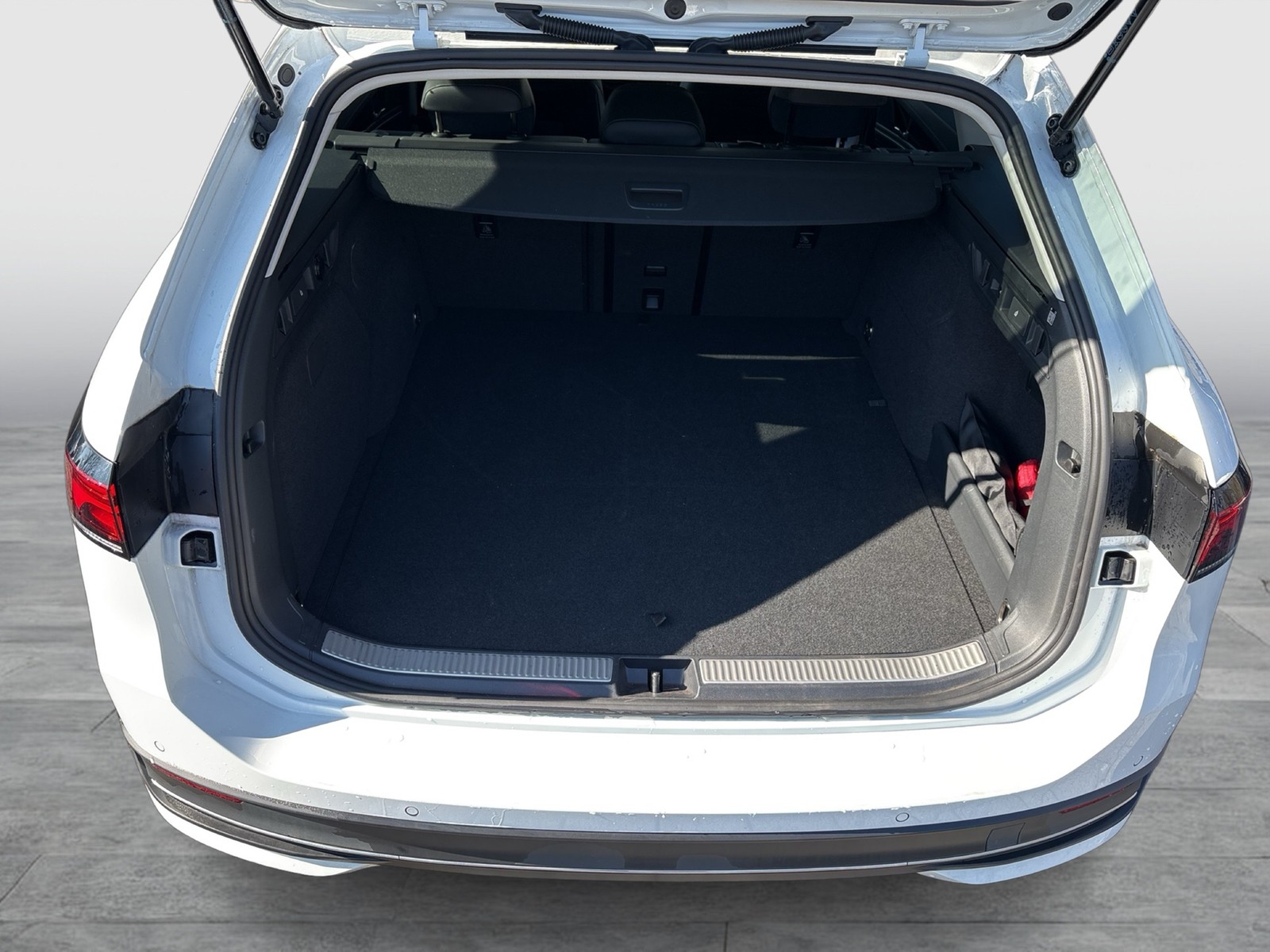 Volkswagen Passat Variant 1.5 HYBRID BUSINESS AHK CAM ACC