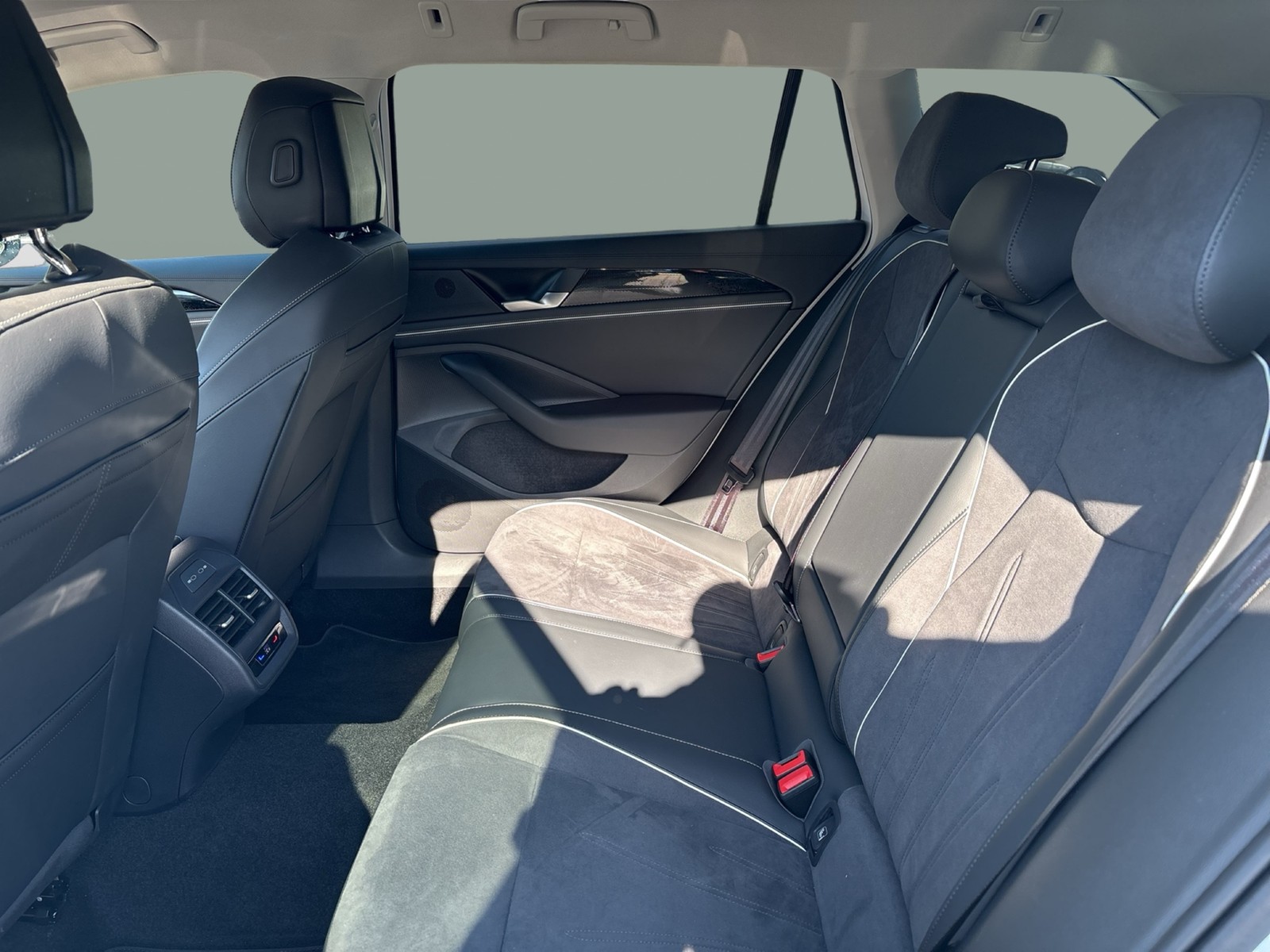 Volkswagen Passat Variant 1.5 HYBRID BUSINESS AHK CAM ACC