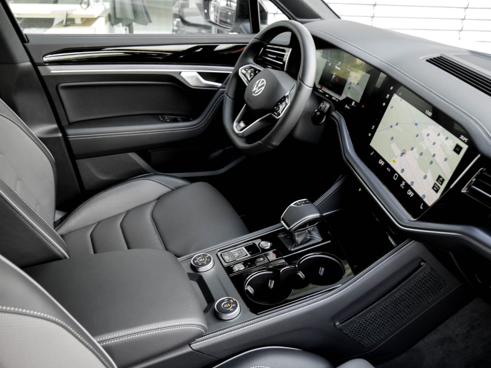 Volkswagen Touareg V6 R-LINE NEUESMODELL STANDHZ AHK CAM 20Z