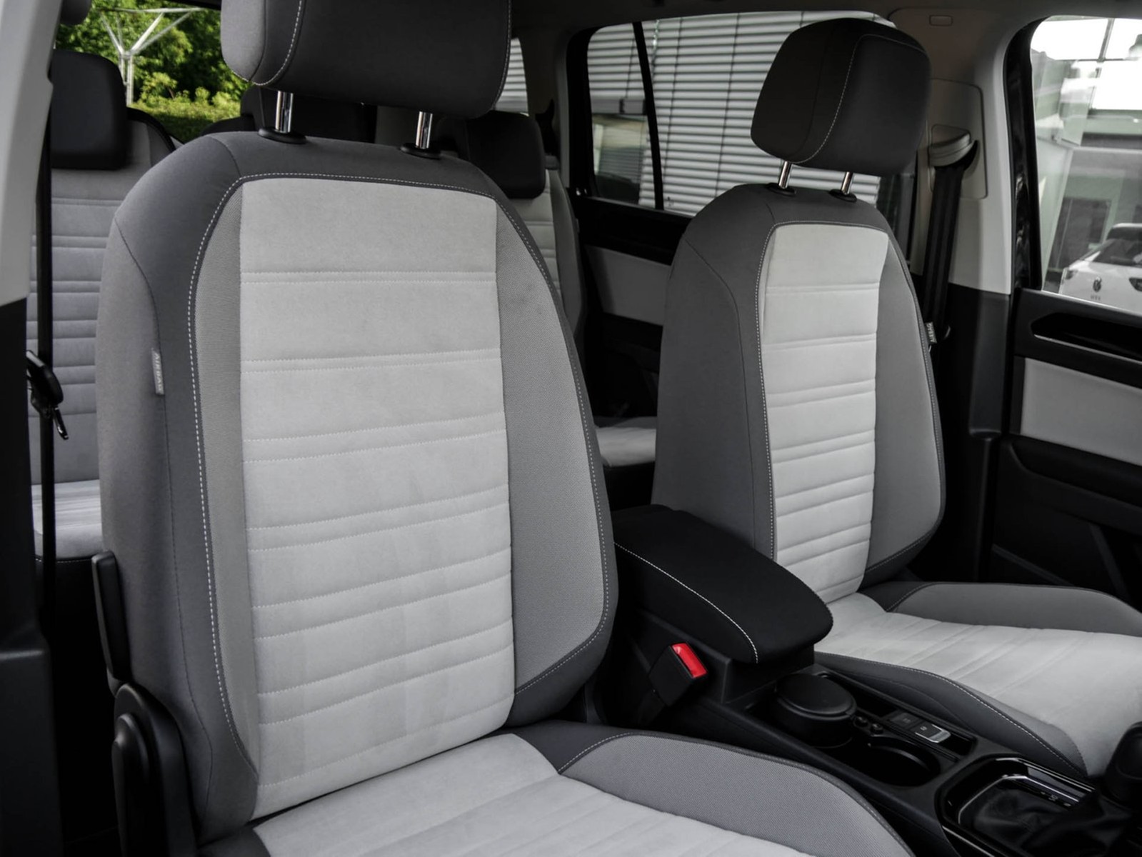 Volkswagen Touran 2.0 HIGHLINE 7SITZE AHK CAM ACC LM17 NAVI