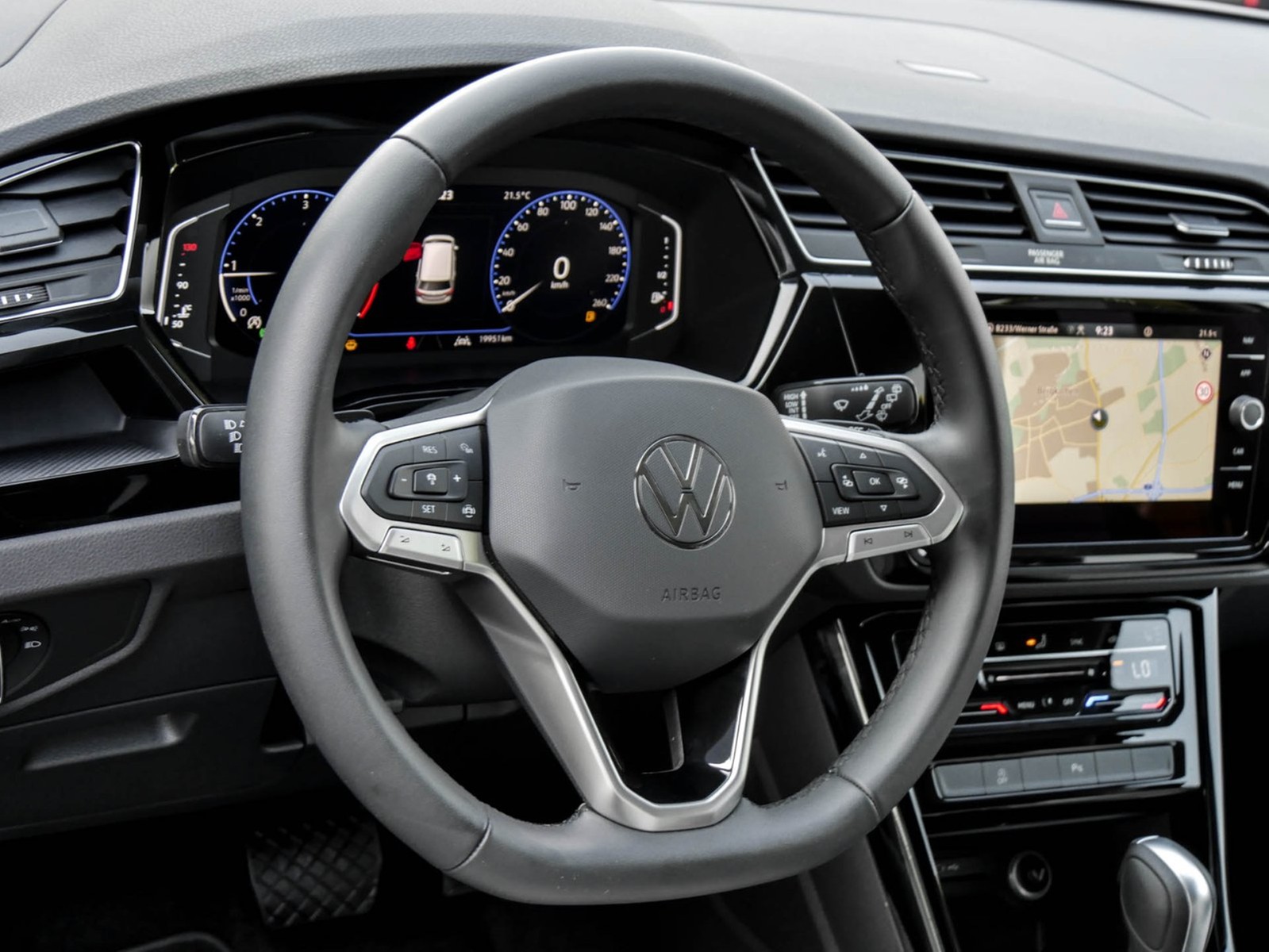 Volkswagen Touran 2.0 HIGHLINE 7SITZE AHK CAM ACC LM17 NAVI