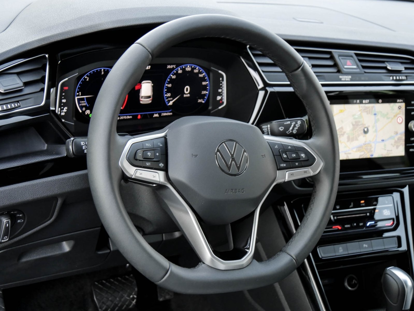 Volkswagen Touran 2.0 HIGHLINE 7SITZE AHK CAM ACC LM17 NAVI